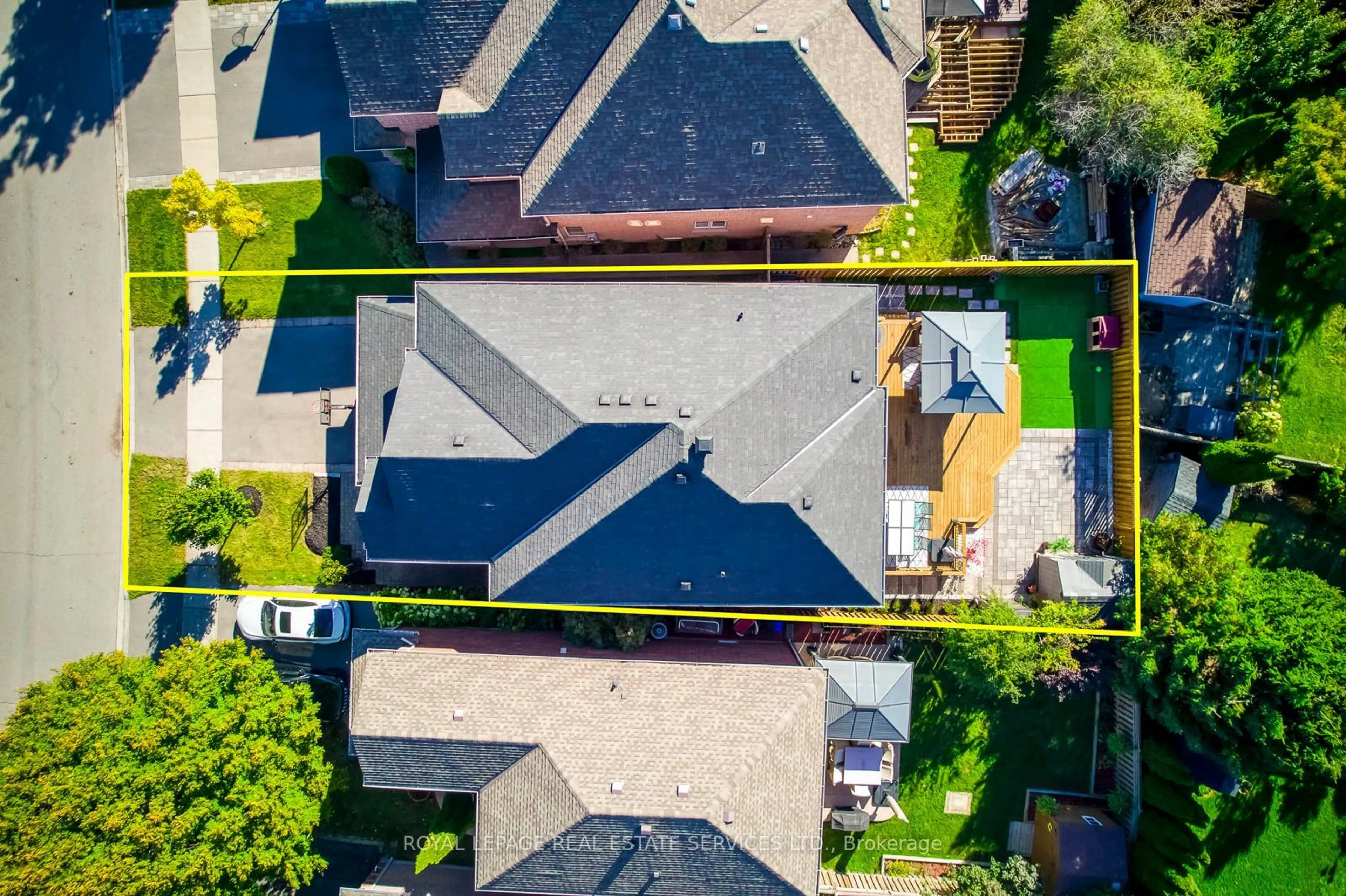 A pic from outside/outdoor area/front of a property/back of a property/a pic from drone, street for 2484 Logan Ave, Oakville Ontario L6H 6S1