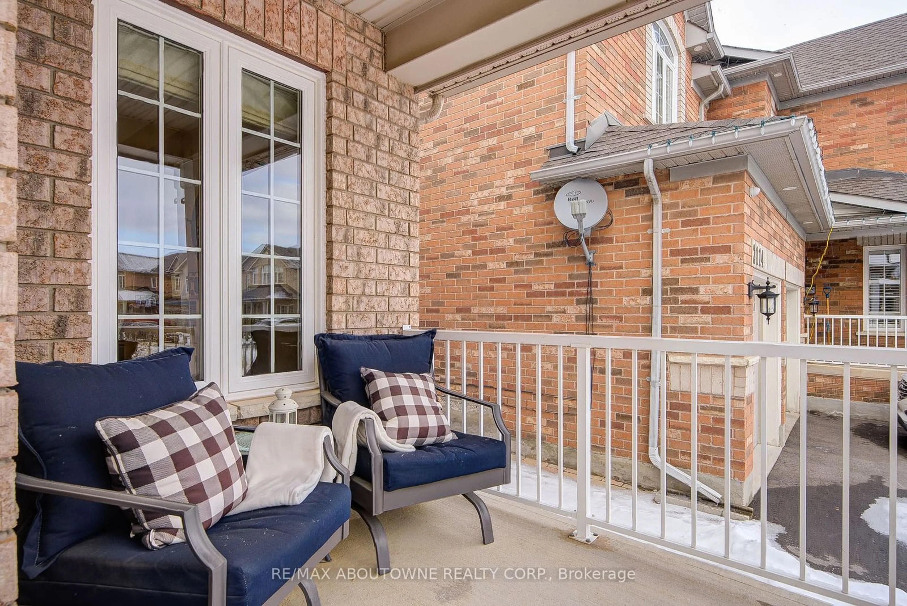 Patio, street for 2116 Newell Cres, Burlington Ontario L7L 7C3