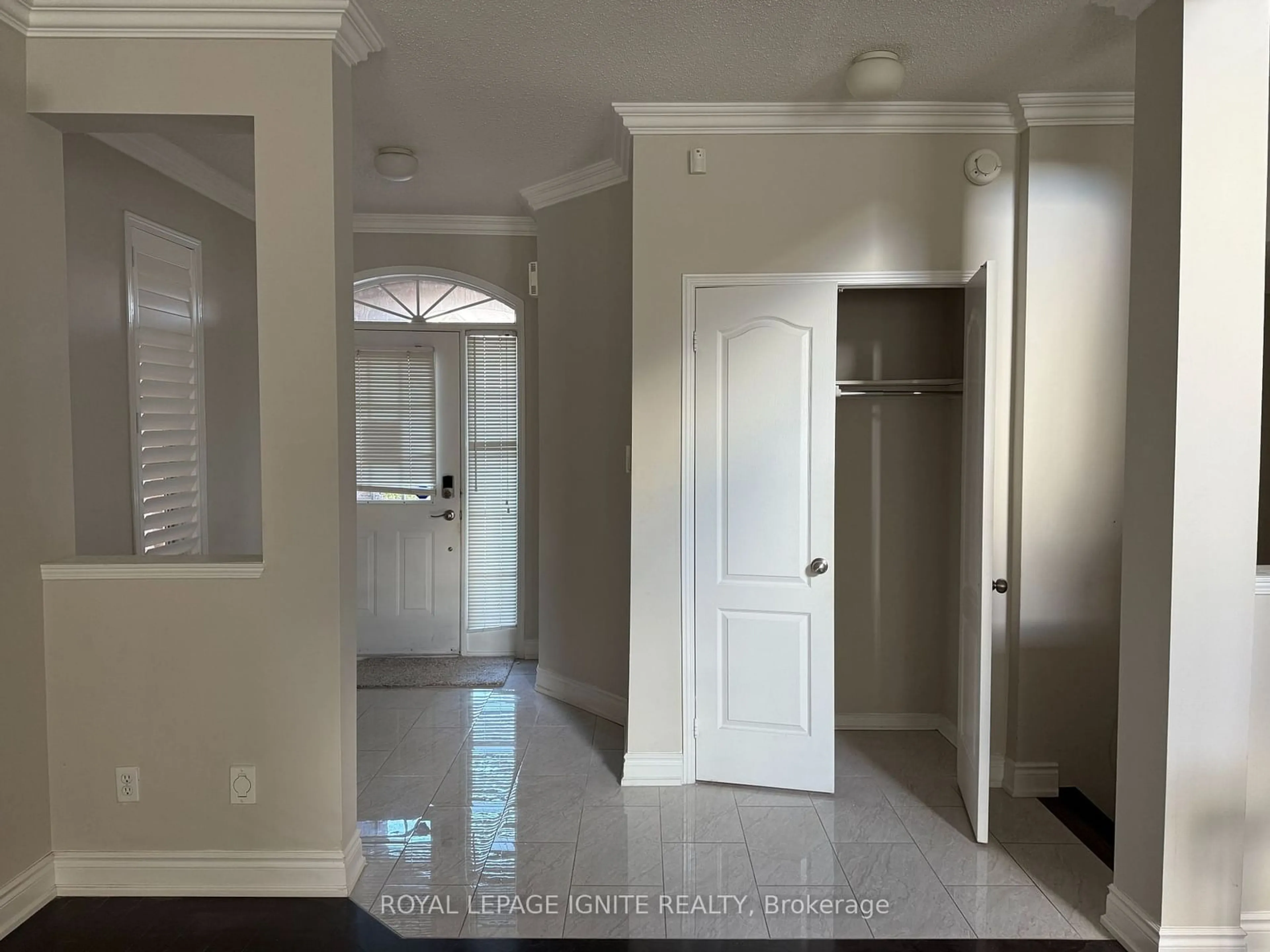 Indoor entryway for 4816 Glasshill Grve, Mississauga Ontario L5M 7P3