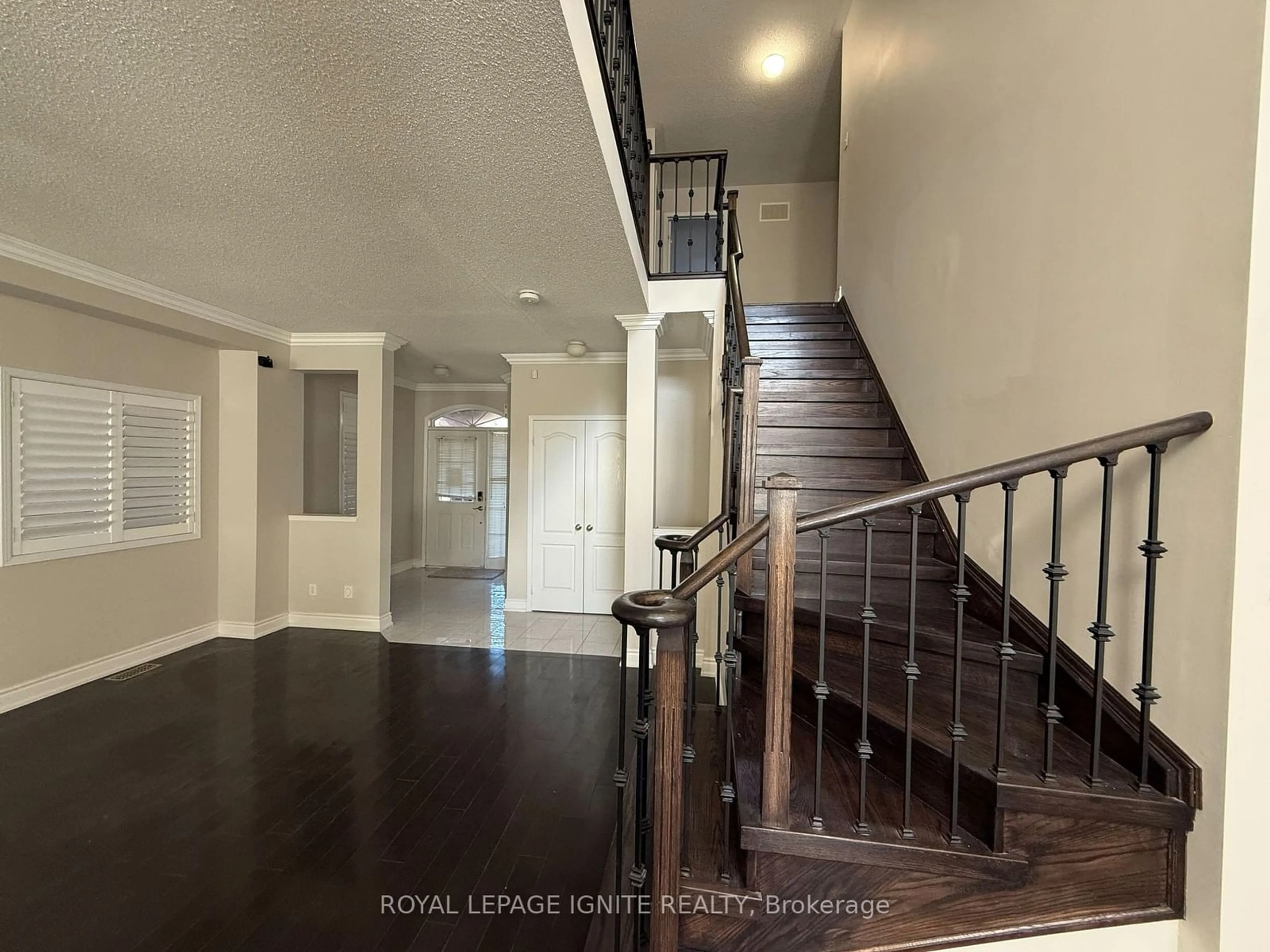 Indoor foyer for 4816 Glasshill Grve, Mississauga Ontario L5M 7P3