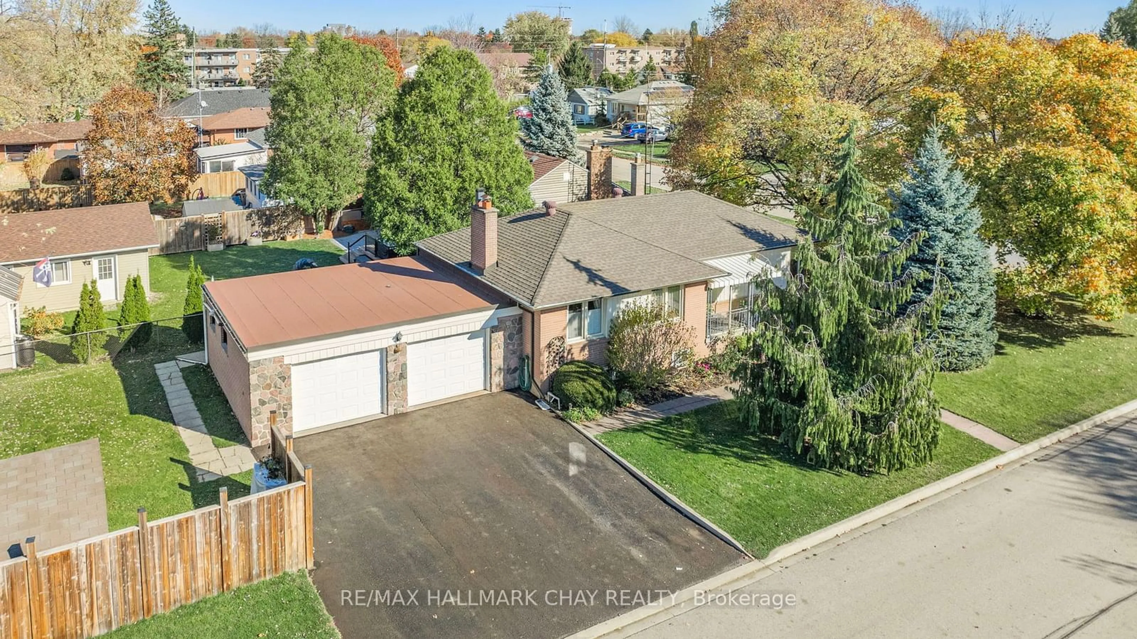 A pic from outside/outdoor area/front of a property/back of a property/a pic from drone, street for 405 Broadway Ave, Milton Ontario L9T 1T8