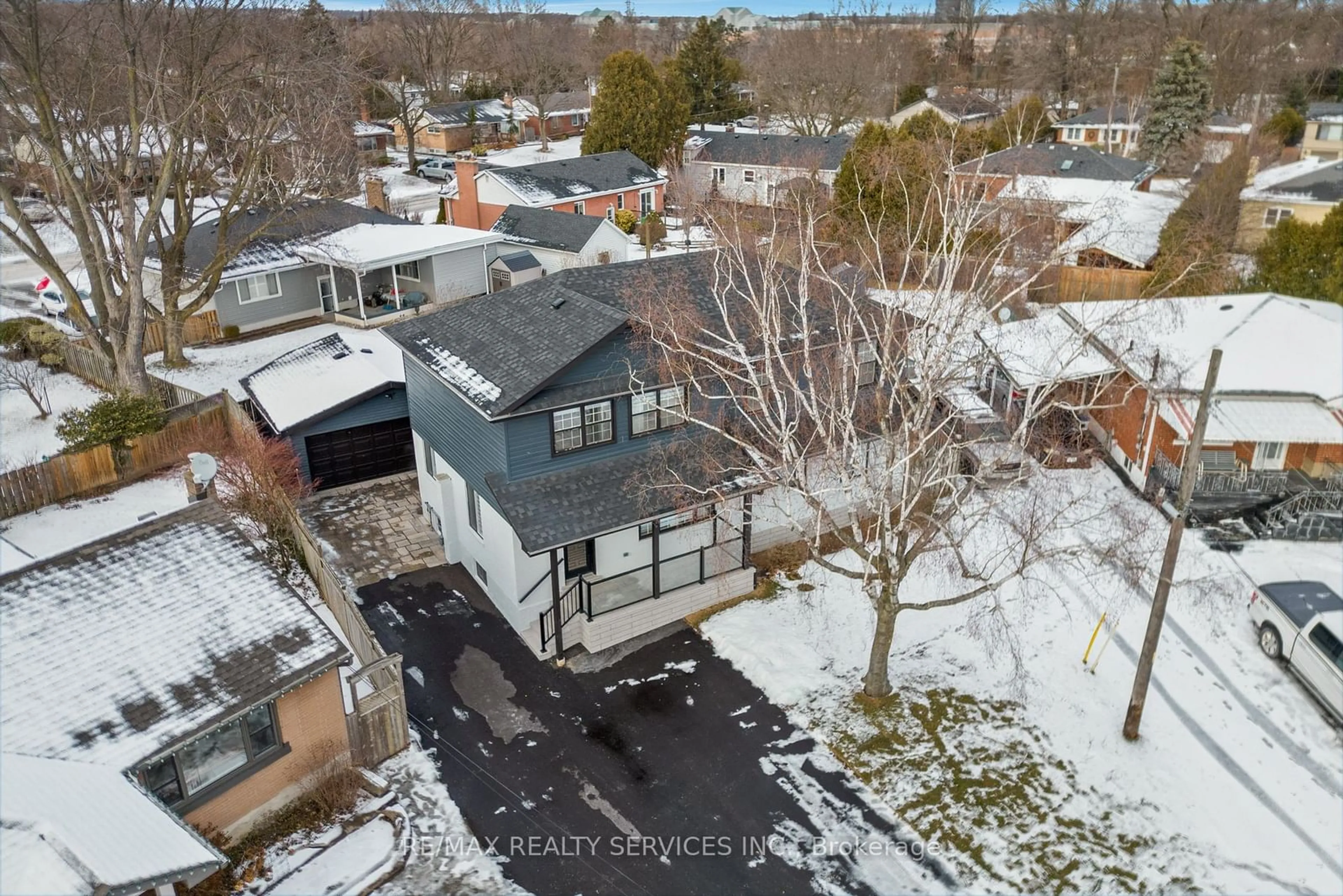 A pic from outside/outdoor area/front of a property/back of a property/a pic from drone, street for 1037 Wayne Pl, Burlington Ontario L7T 3R5