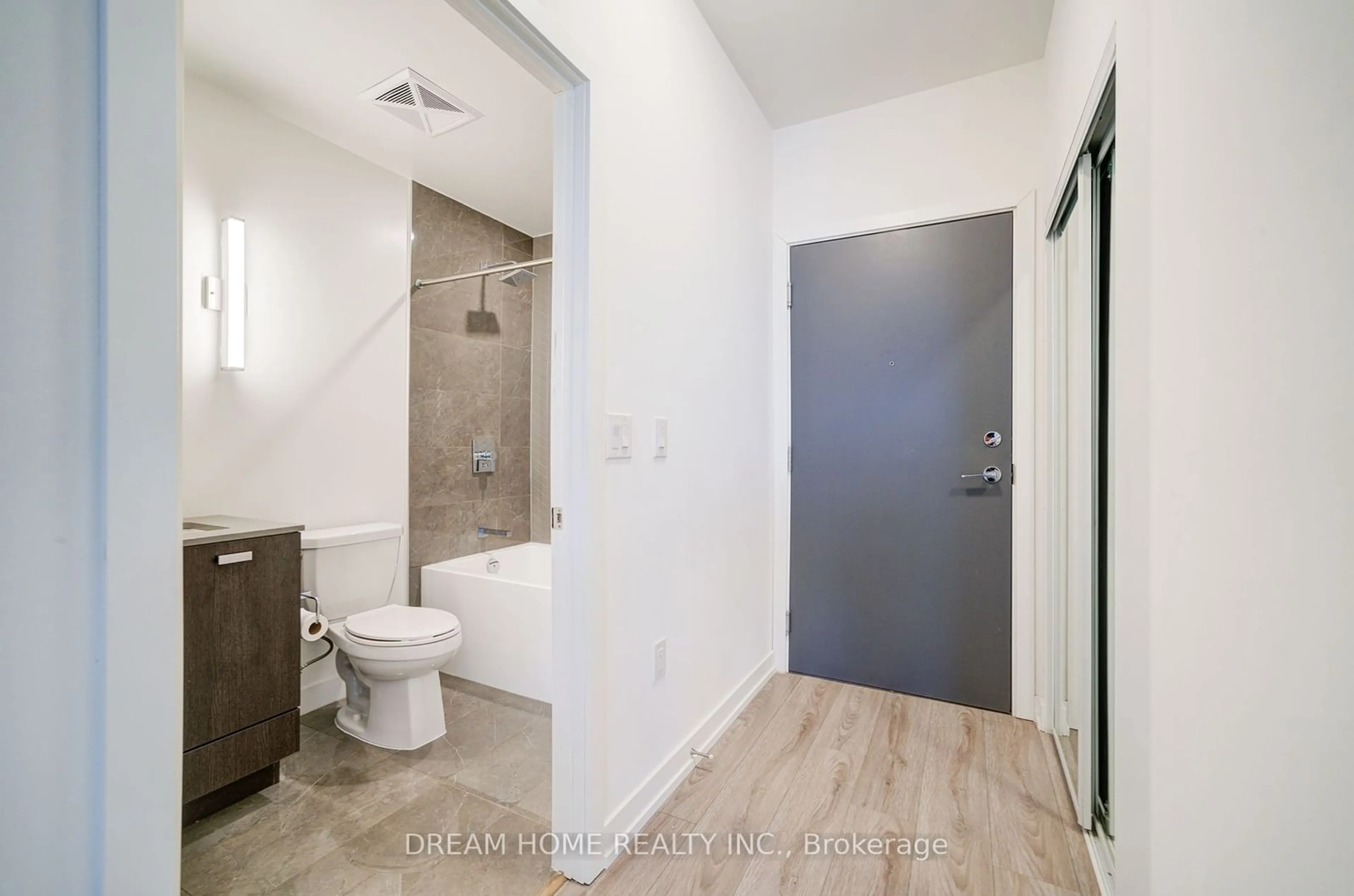 Standard bathroom, ceramic/tile floor for 10 de boers Dr #1008, Toronto Ontario M3J 0L6