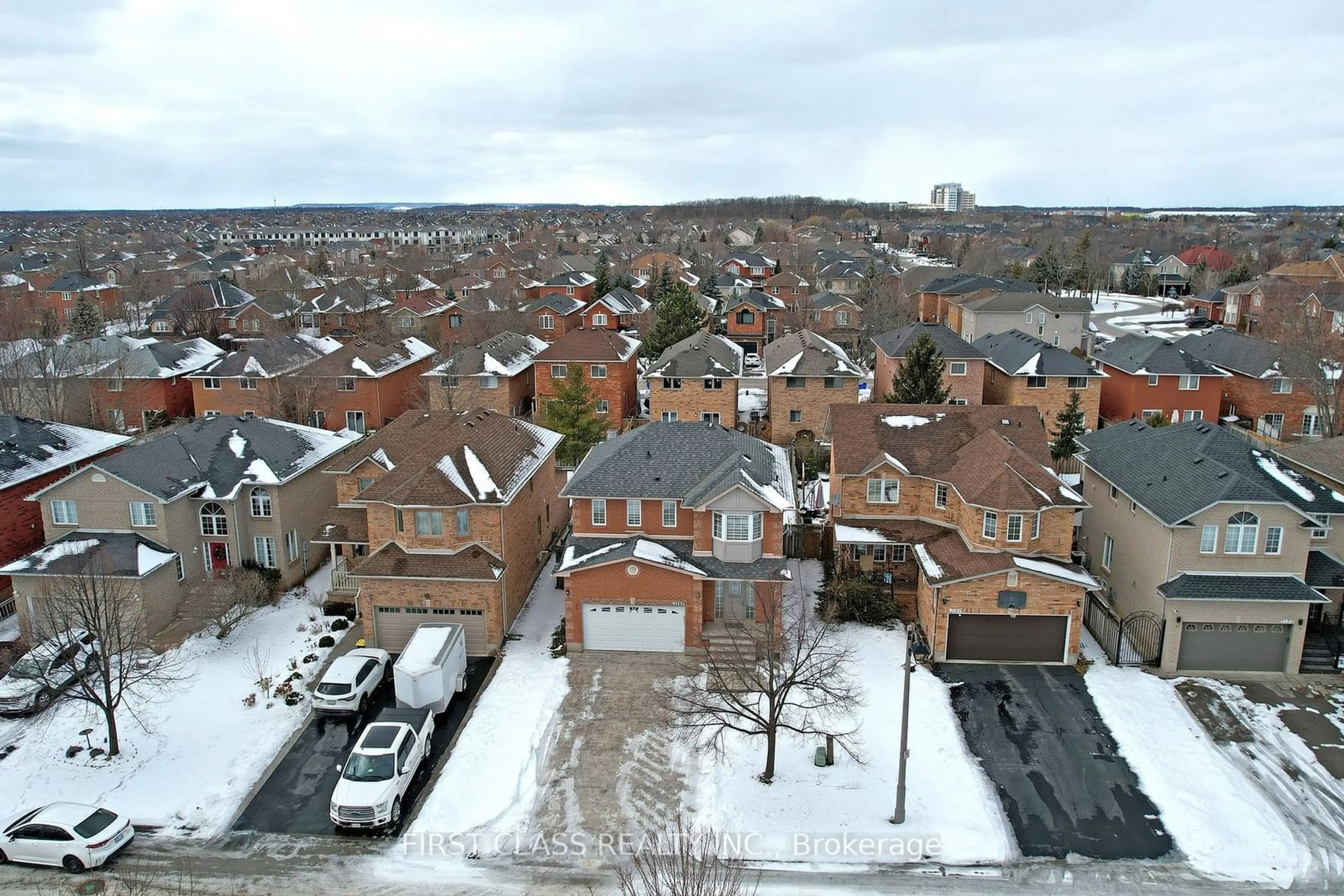 A pic from outside/outdoor area/front of a property/back of a property/a pic from drone, city buildings view from balcony for 2193 Rosemount Cres, Oakville Ontario L6M 3P4