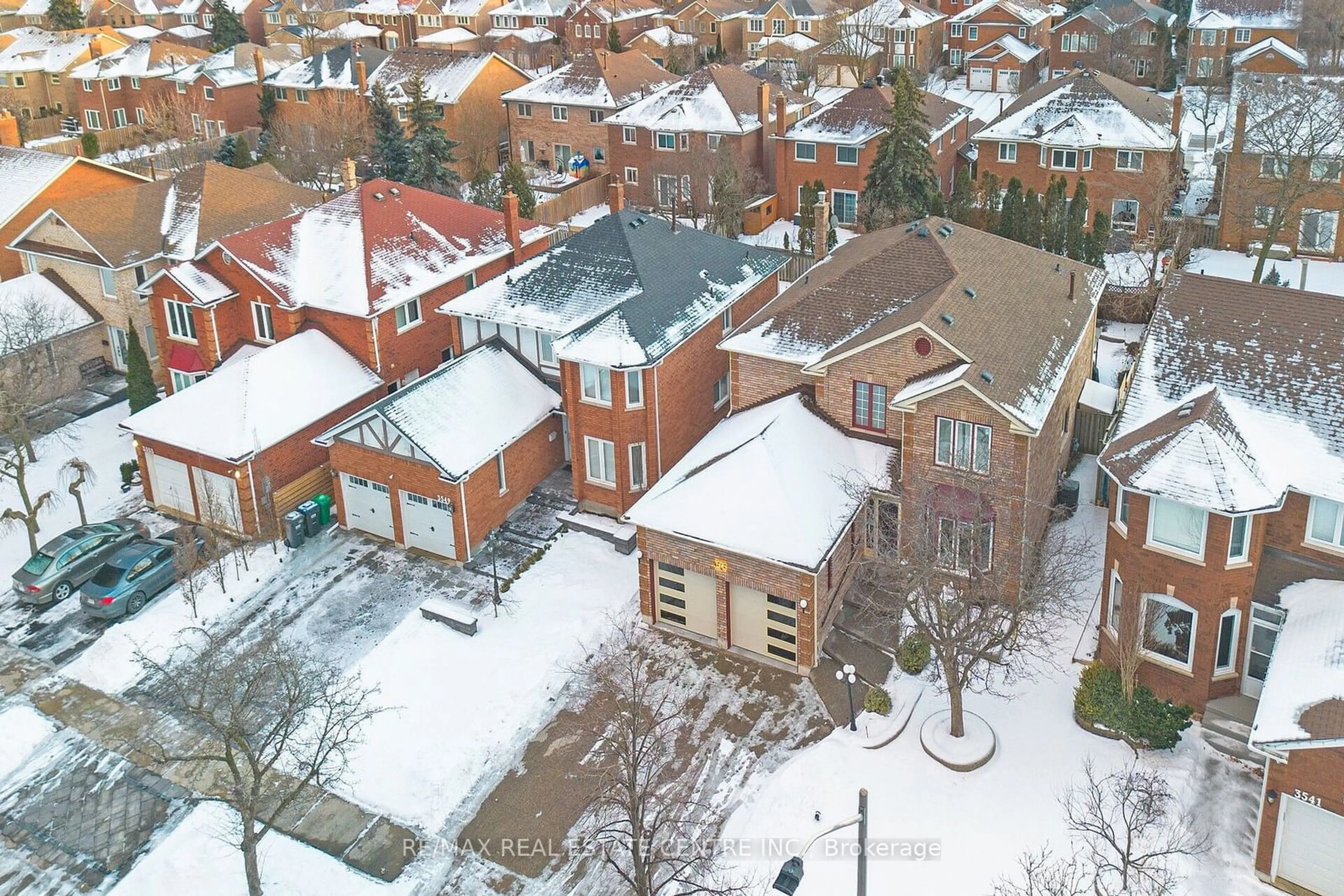 A pic from outside/outdoor area/front of a property/back of a property/a pic from drone, city buildings view from balcony for 3545 Marmac Cres, Mississauga Ontario L5L 5A4