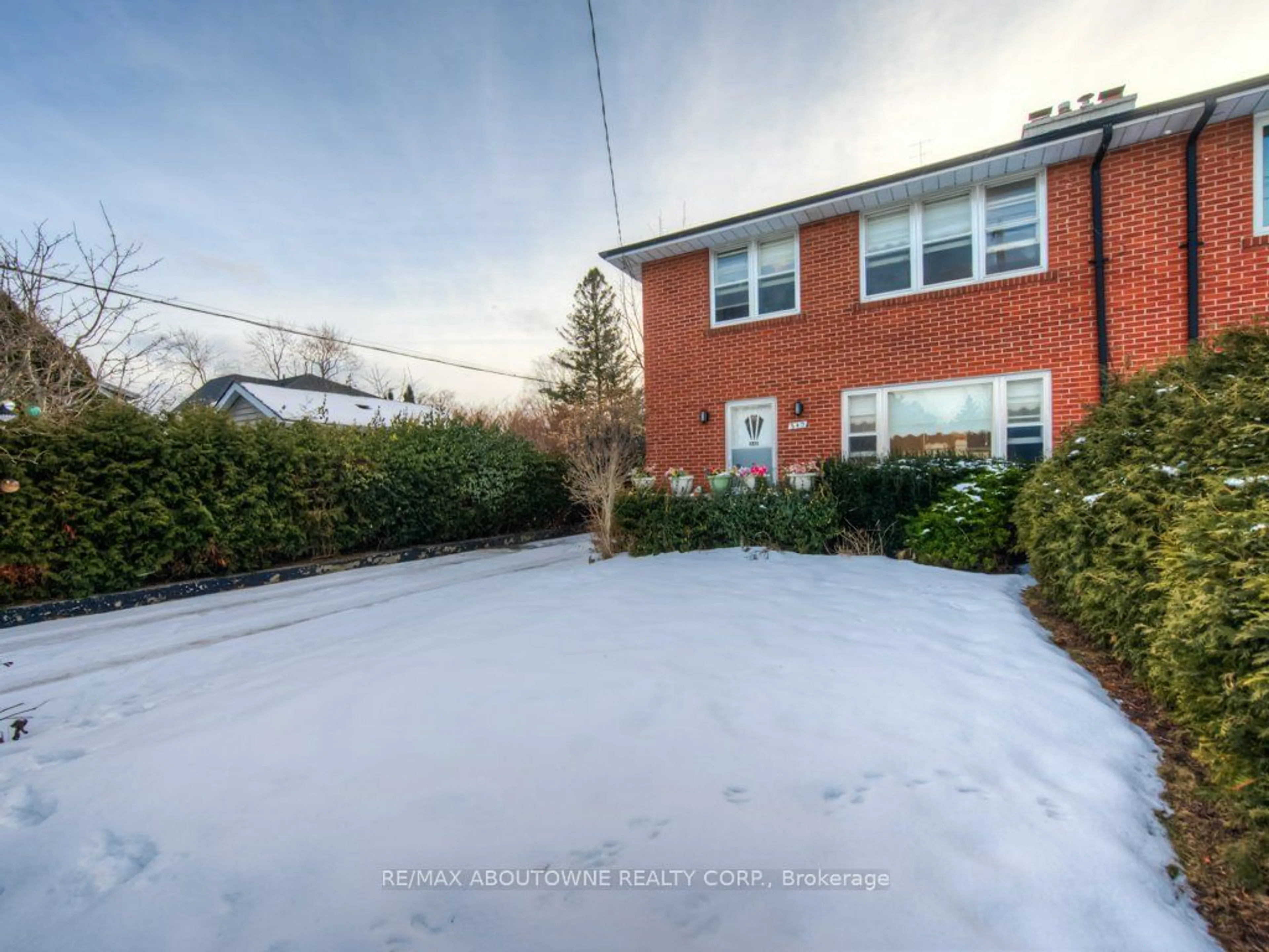 A pic from outside/outdoor area/front of a property/back of a property/a pic from drone, street for 340 Bartos Dr, Oakville Ontario L6K 3E6