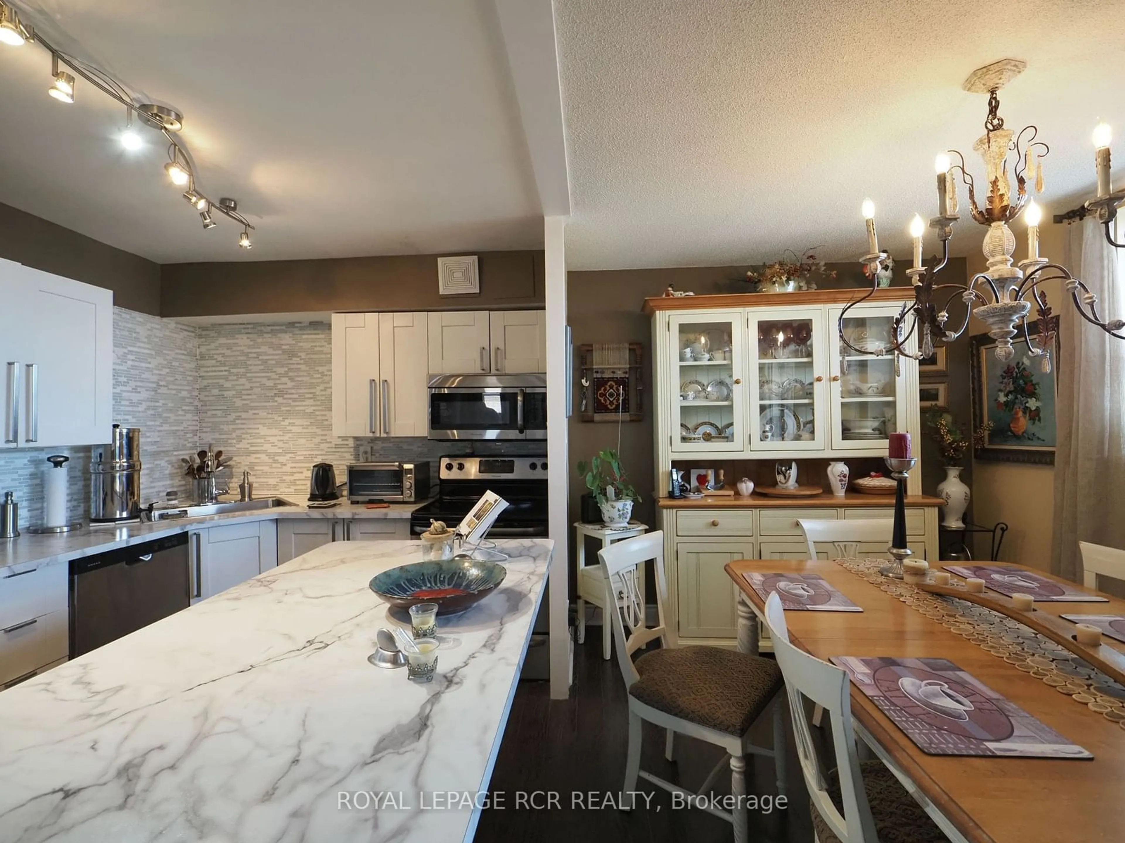 Open concept kitchen, ceramic/tile floor for 3533 Derry Rd #1003, Mississauga Ontario L4T 1B1