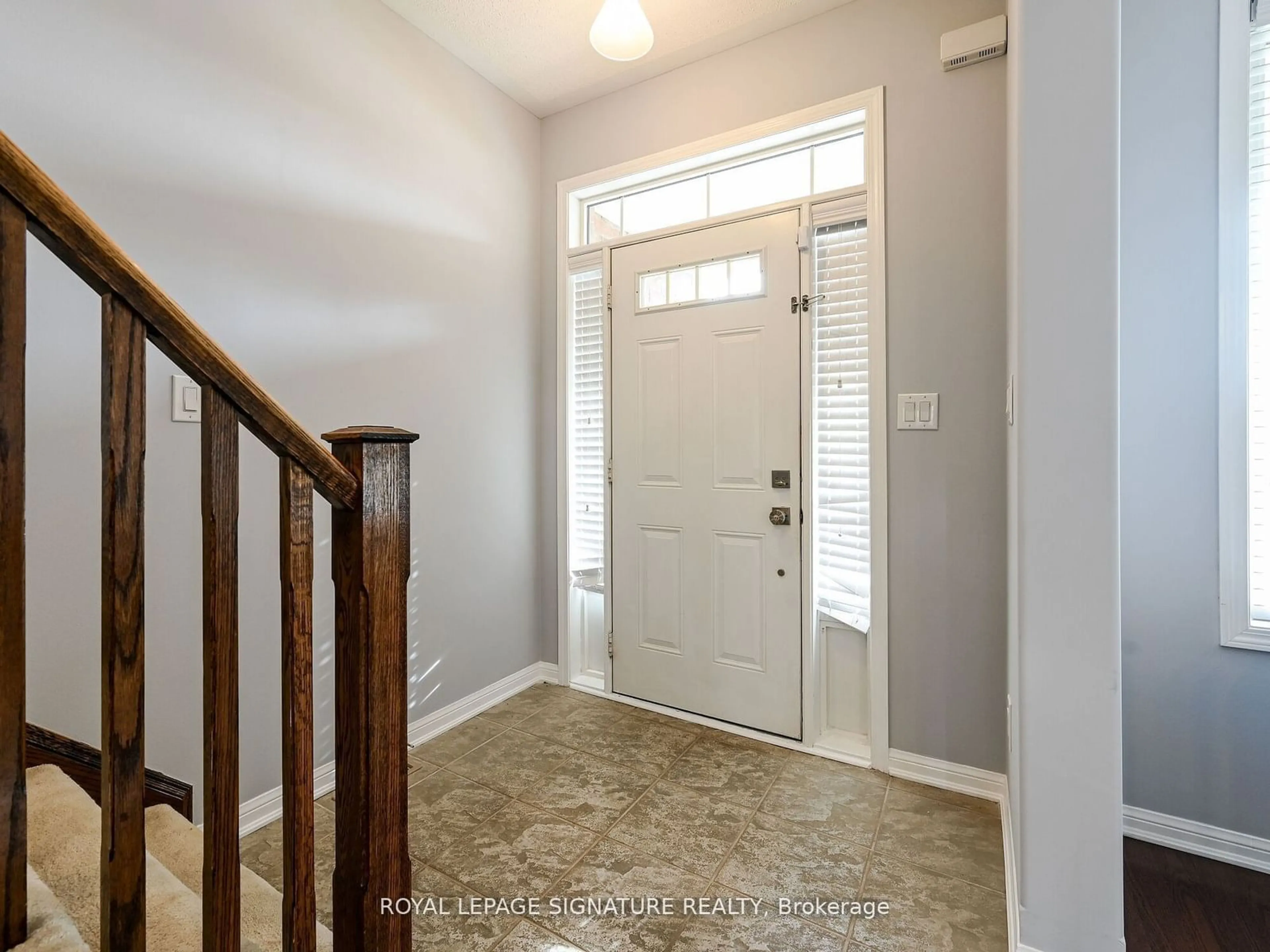 Indoor entryway for 3207 Munson Cres, Burlington Ontario L7M 0C2