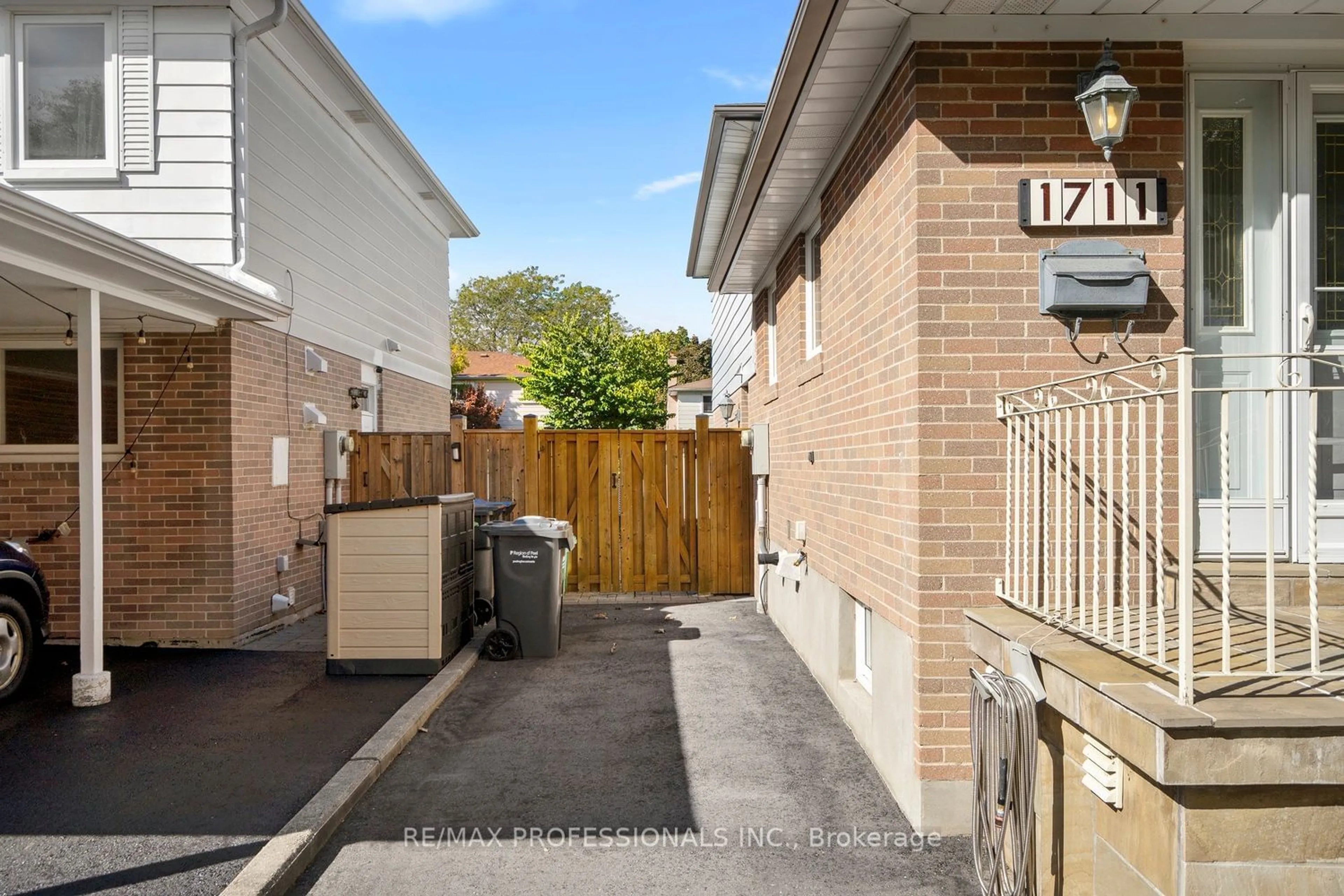 Patio, street for 1711 Blackbird Dr, Mississauga Ontario L4X 7M8