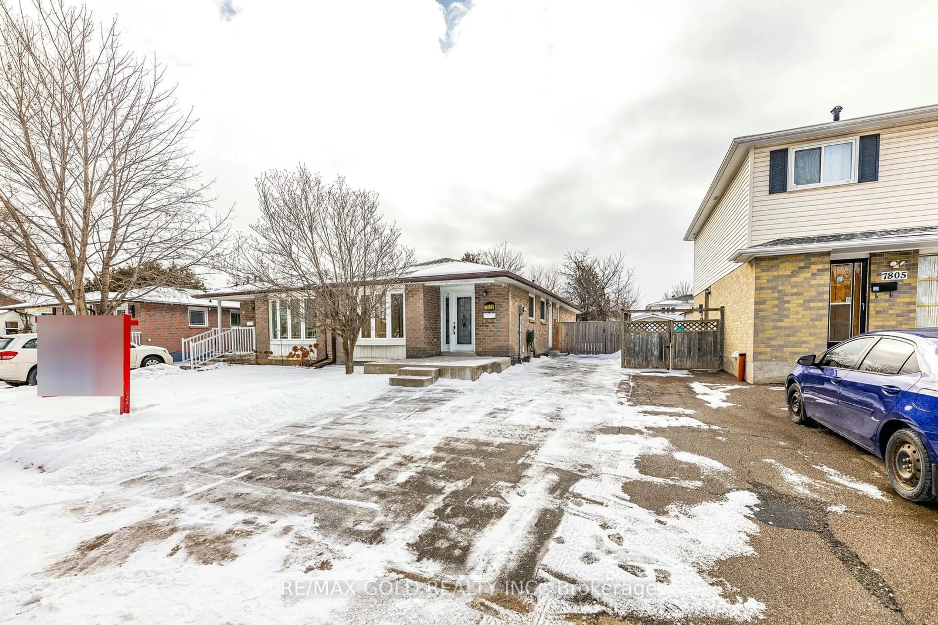 A pic from outside/outdoor area/front of a property/back of a property/a pic from drone, street for 7809 Priory Cres, Mississauga Ontario L4T 3H6