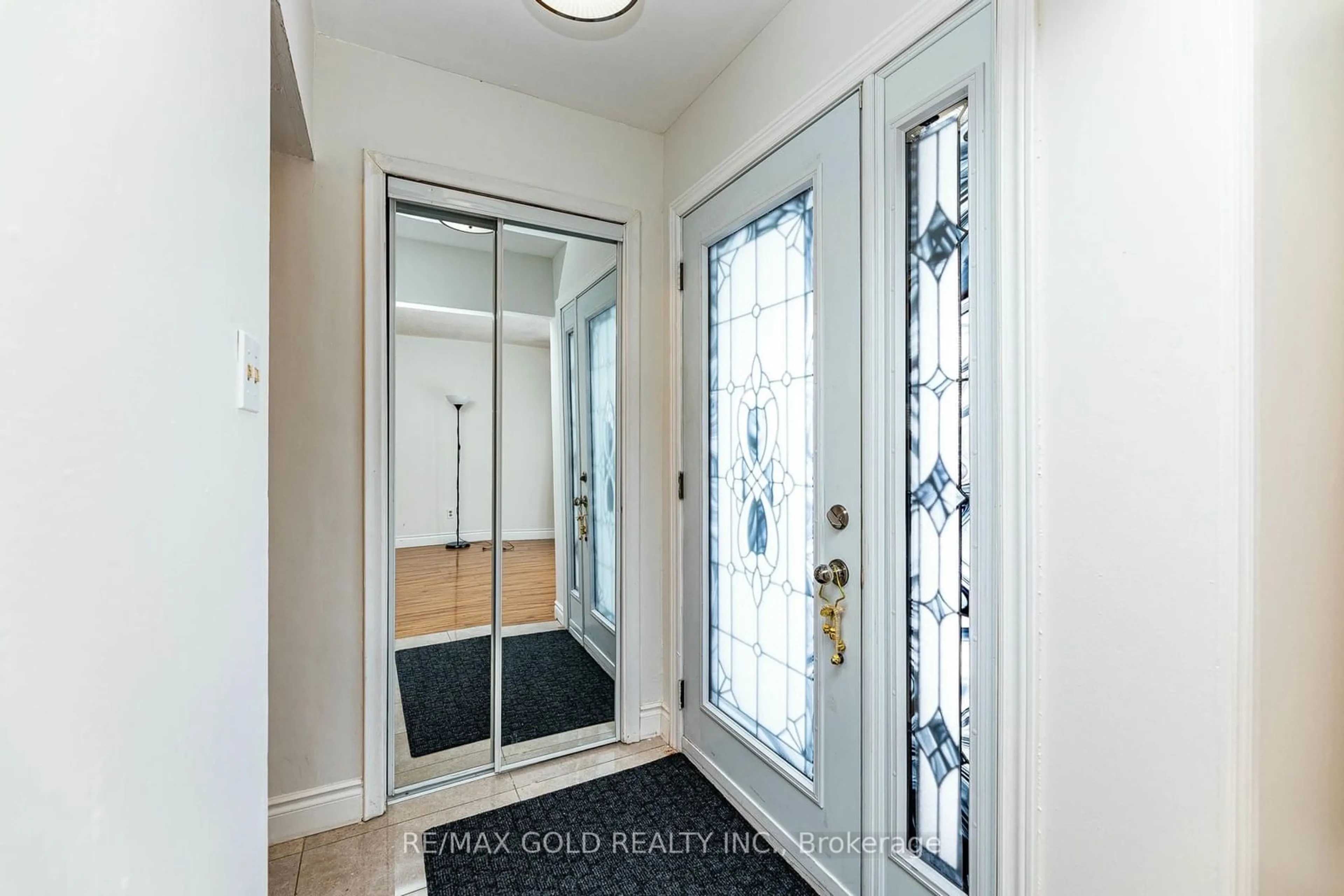 Indoor entryway for 7809 Priory Cres, Mississauga Ontario L4T 3H6