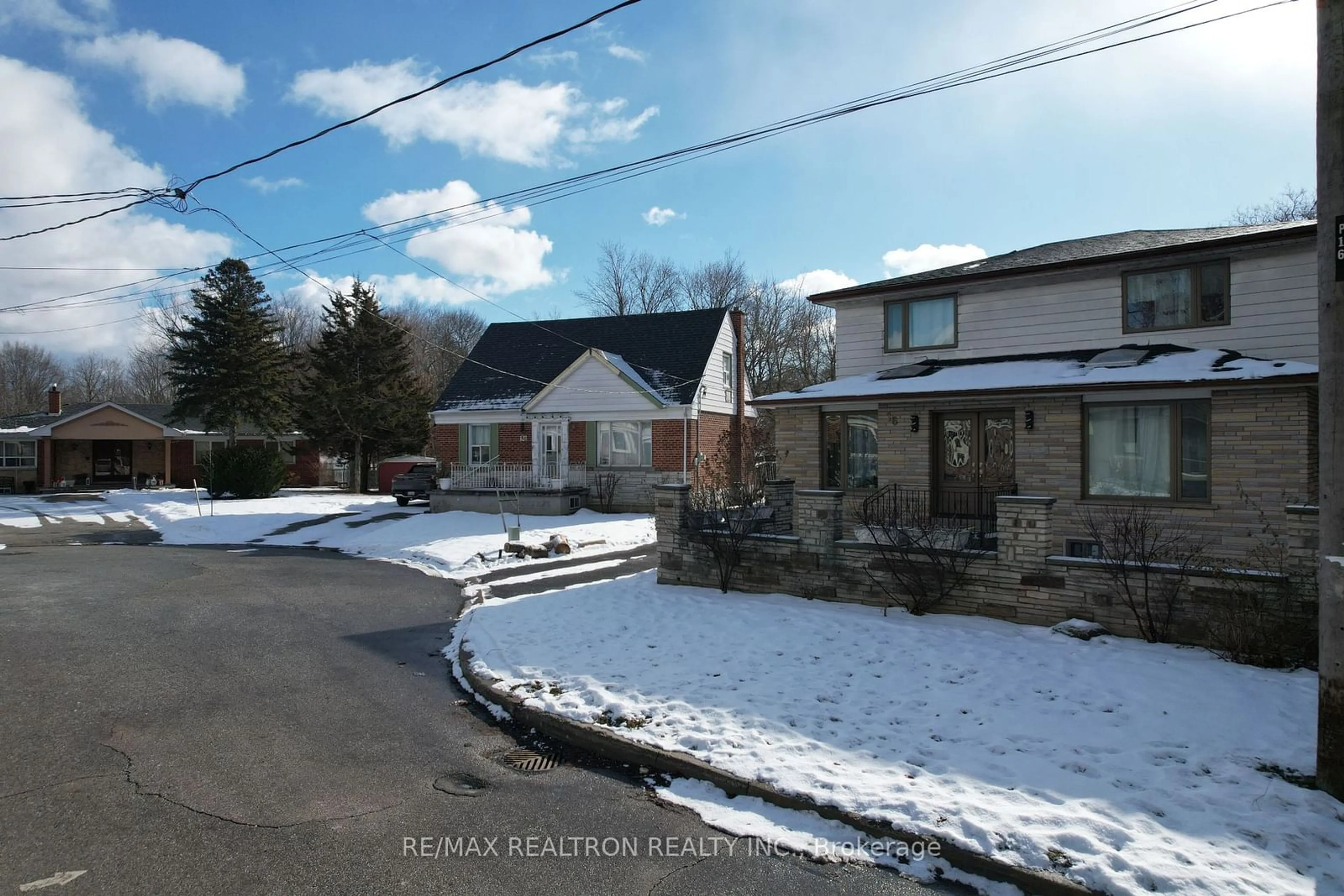 A pic from outside/outdoor area/front of a property/back of a property/a pic from drone, street for 16 Fox Pt, Toronto Ontario M6M 3B2