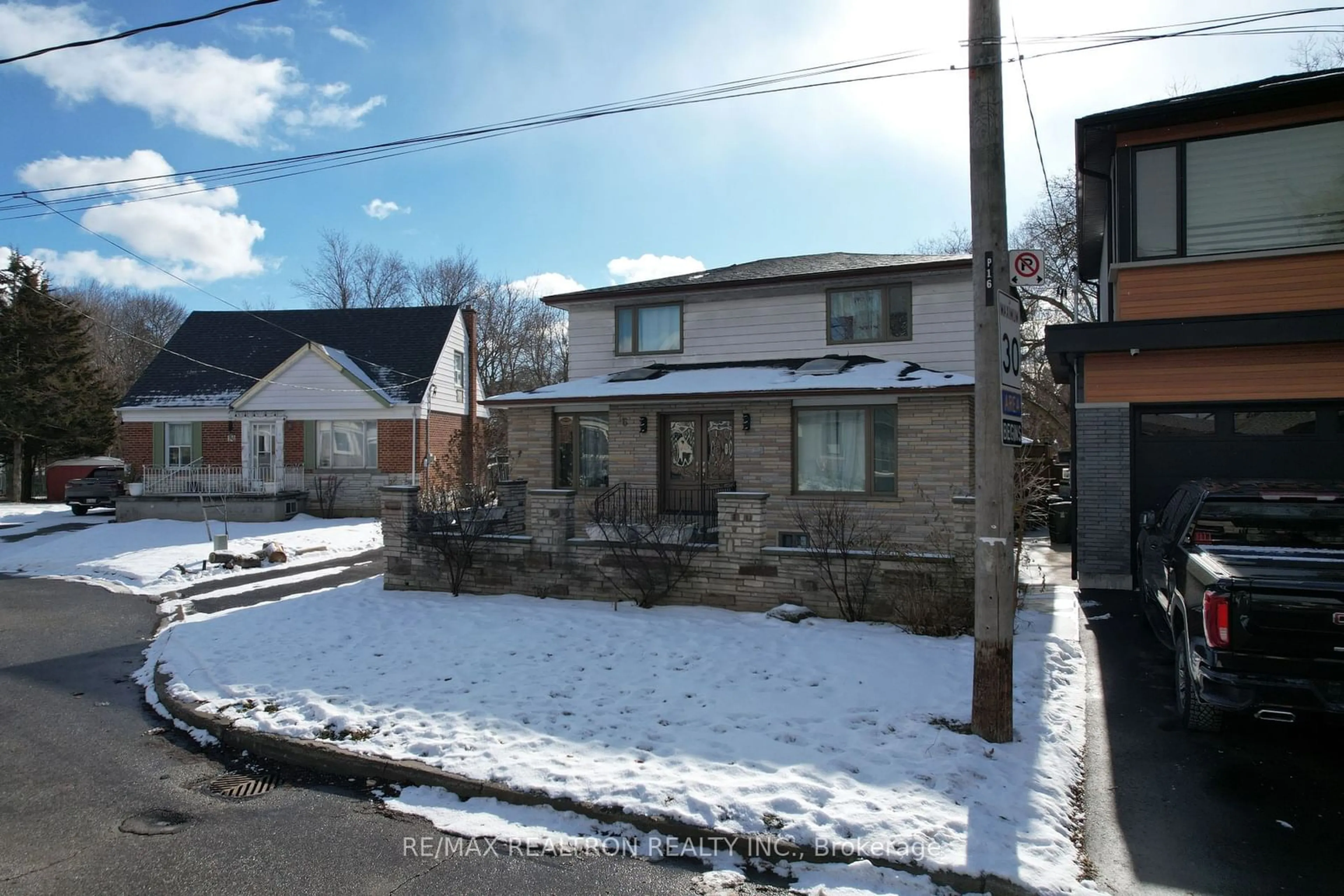 A pic from outside/outdoor area/front of a property/back of a property/a pic from drone, street for 16 Fox Pt, Toronto Ontario M6M 3B2