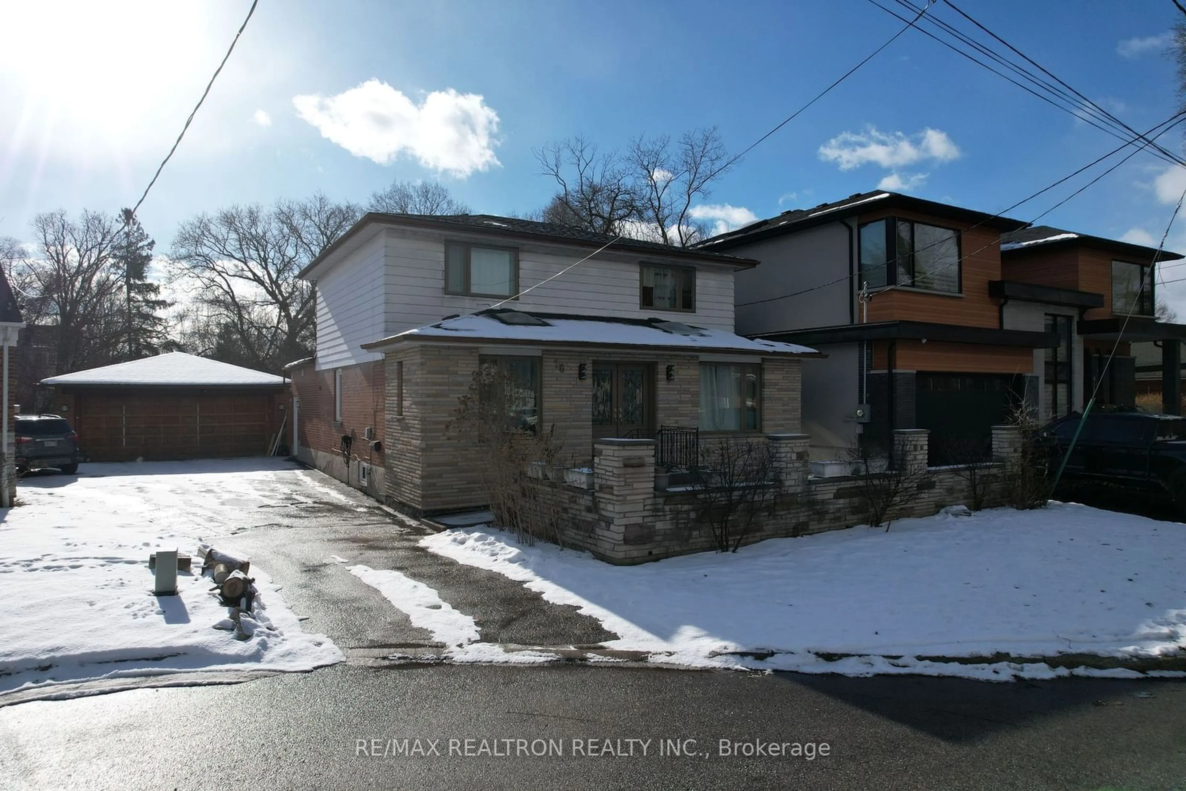 A pic from outside/outdoor area/front of a property/back of a property/a pic from drone, street for 16 Fox Pt, Toronto Ontario M6M 3B2