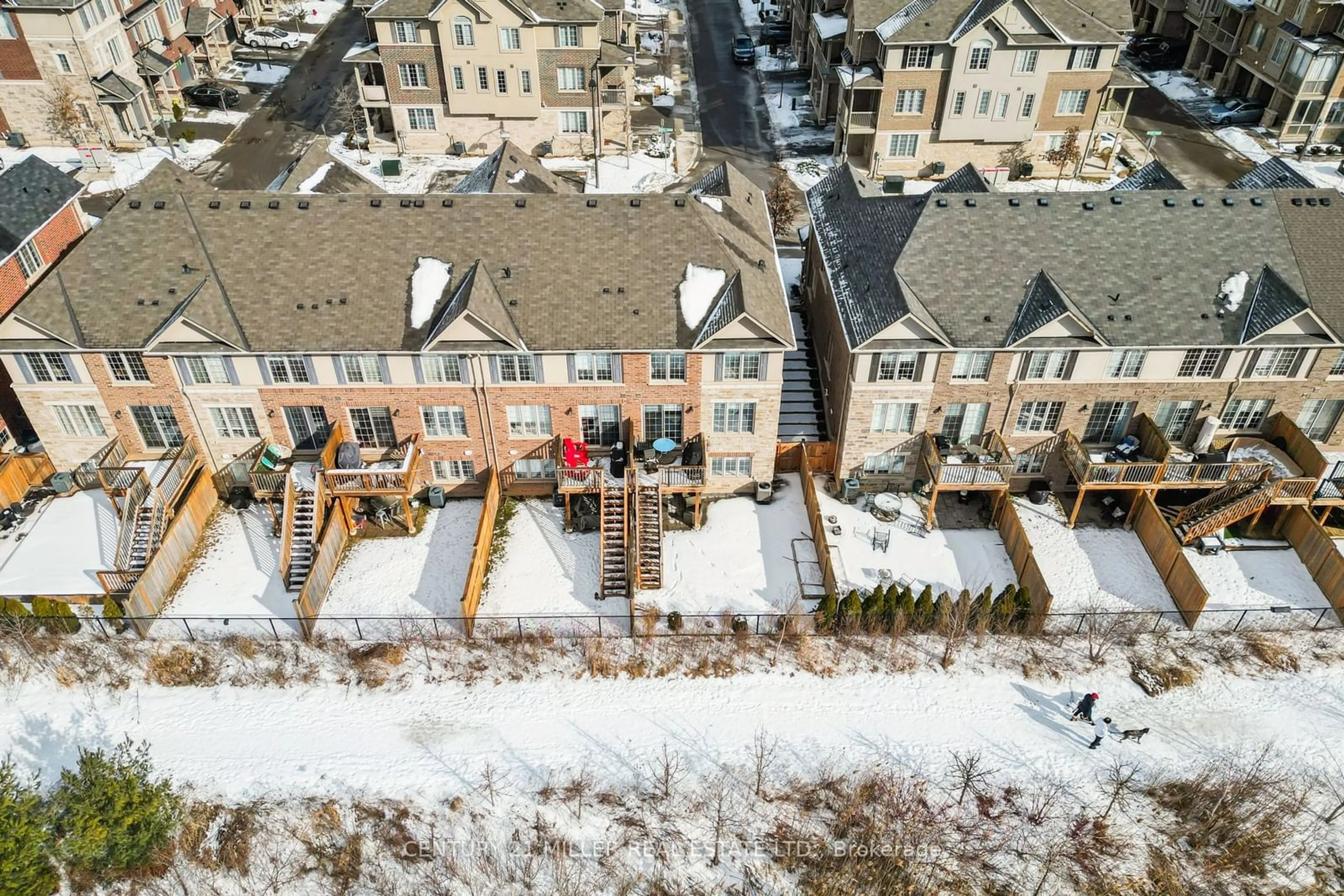 A pic from outside/outdoor area/front of a property/back of a property/a pic from drone, city buildings view from balcony for 3138 Blackfriar Common, Oakville Ontario L6H 0P8