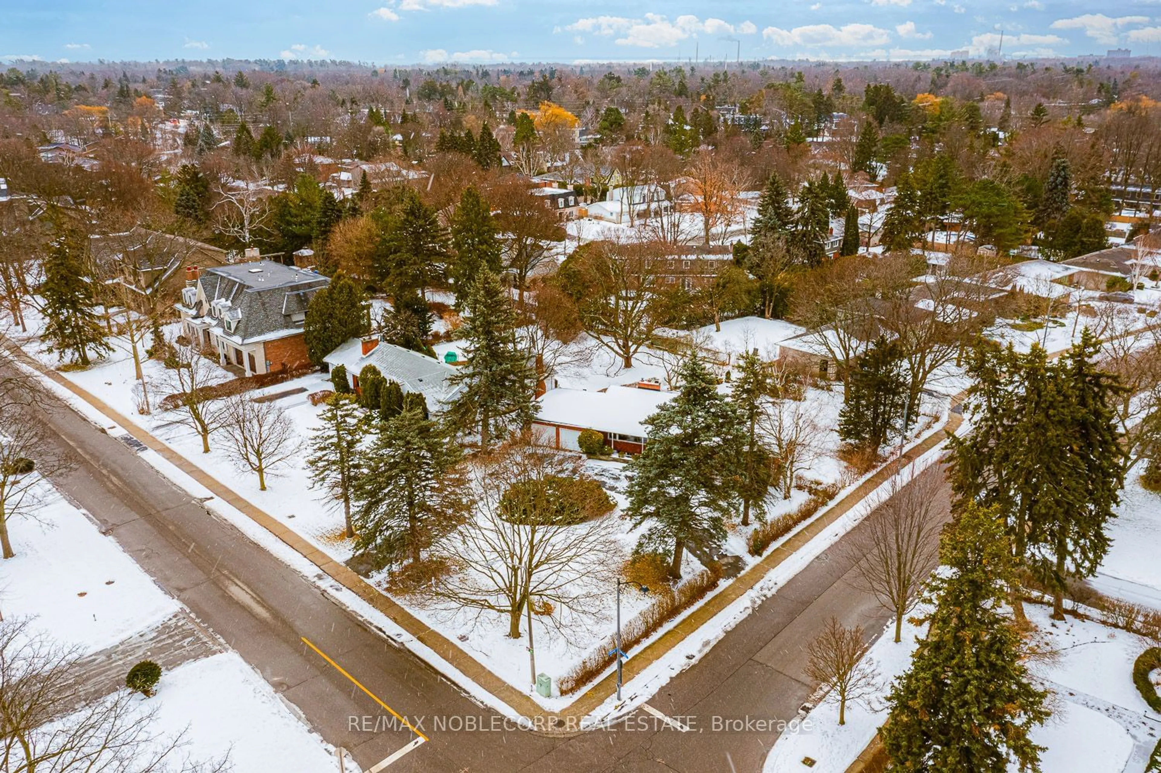 A pic from outside/outdoor area/front of a property/back of a property/a pic from drone, street for 1488 Woodeden Dr, Mississauga Ontario L5H 2T9