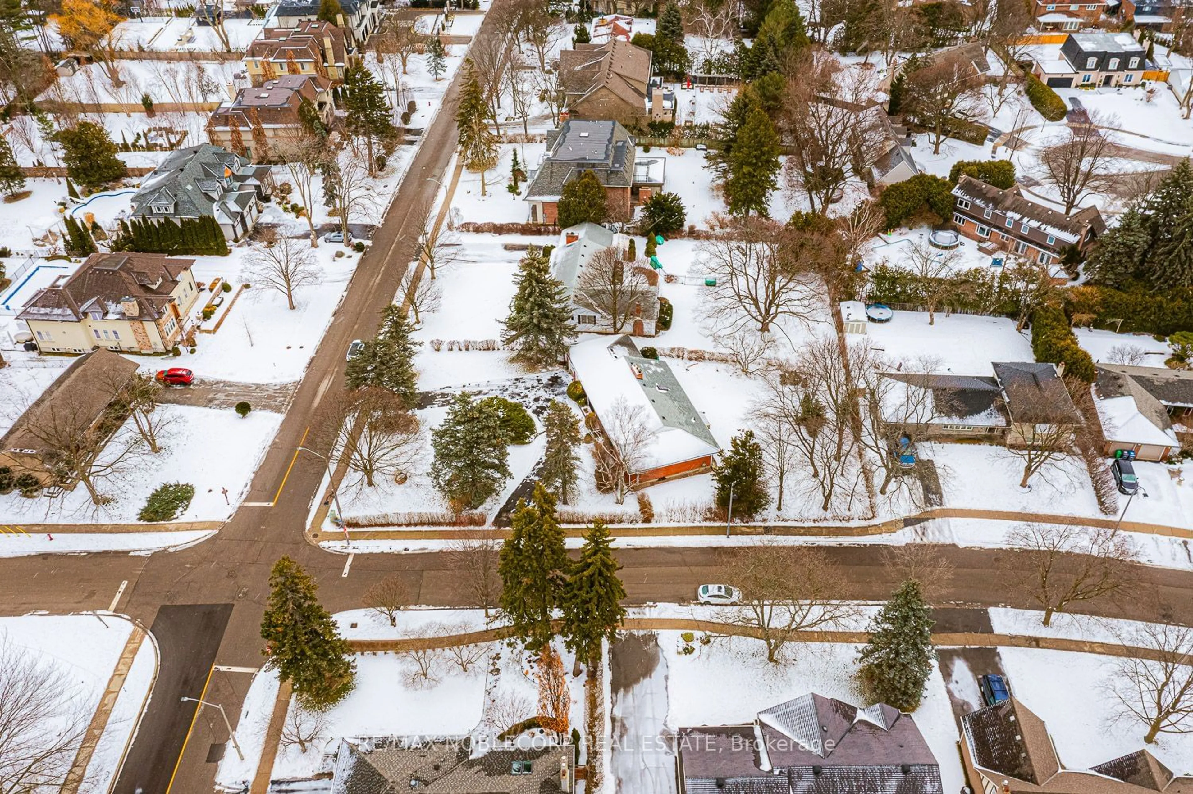 A pic from outside/outdoor area/front of a property/back of a property/a pic from drone, street for 1488 Woodeden Dr, Mississauga Ontario L5H 2T9