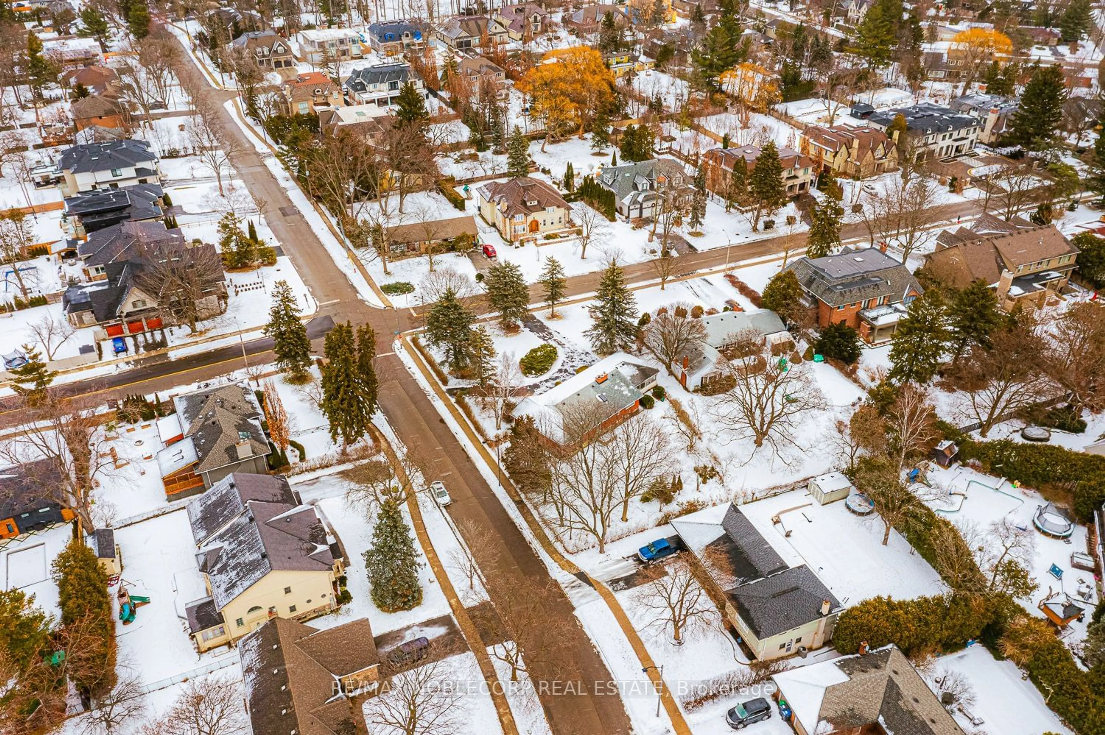 A pic from outside/outdoor area/front of a property/back of a property/a pic from drone, street for 1488 Woodeden Dr, Mississauga Ontario L5H 2T9