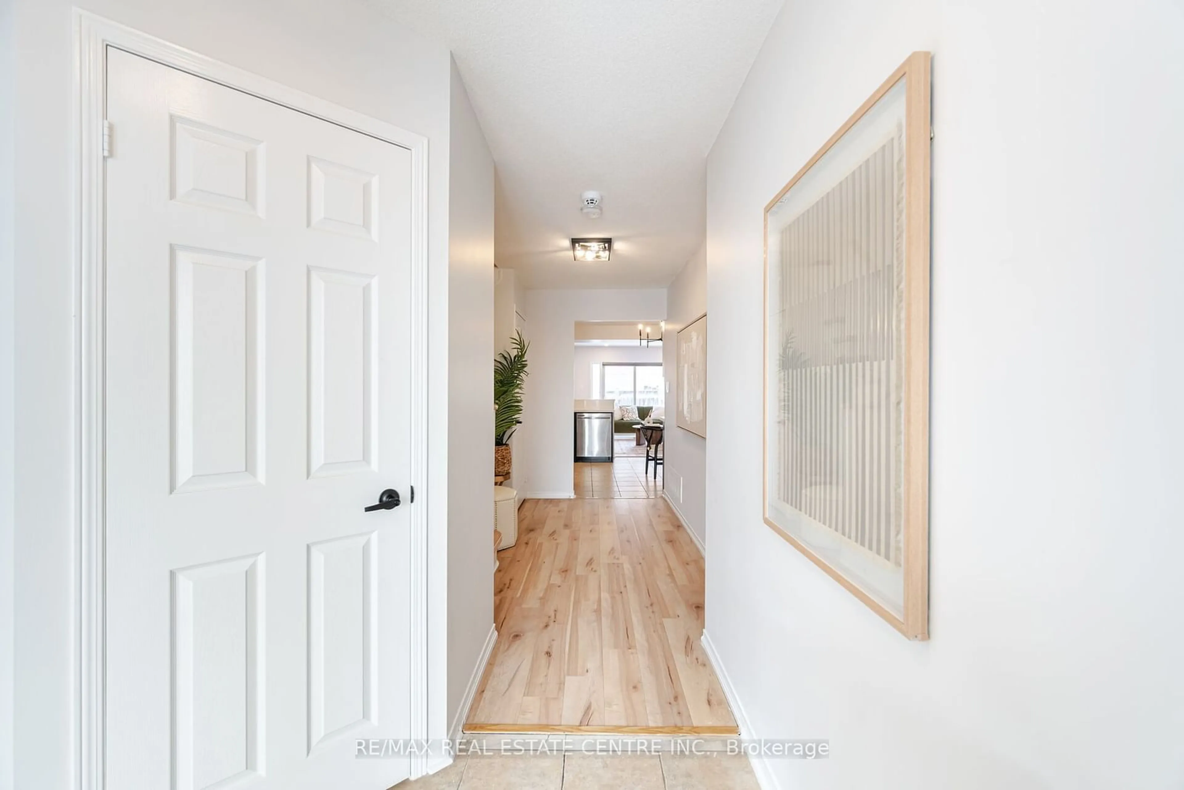 Indoor entryway for 813 Gleeson Rd, Milton Ontario L9T 0C3