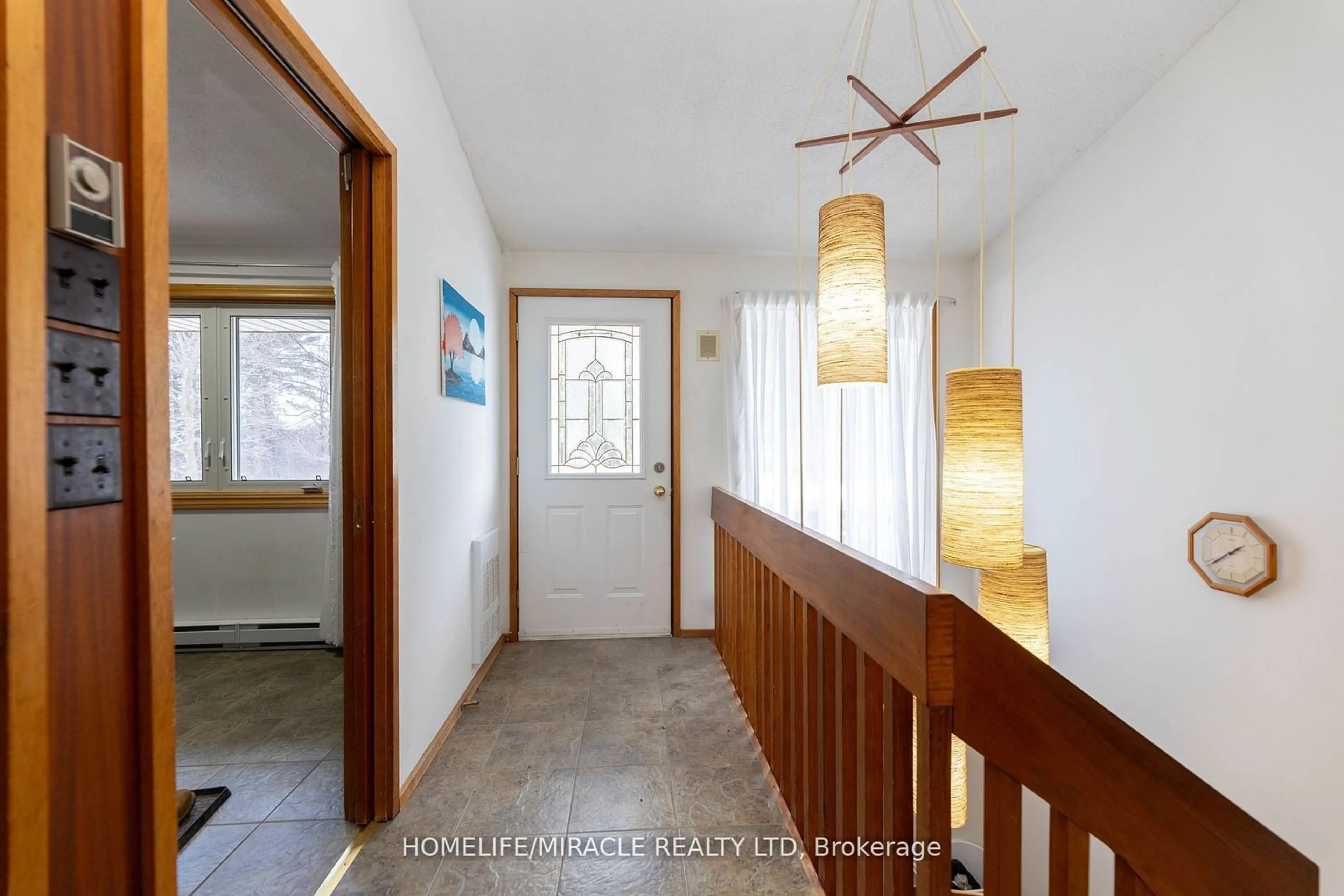 Indoor entryway for 12201 Torbram Rd, Caledon Ontario L7C 2T4