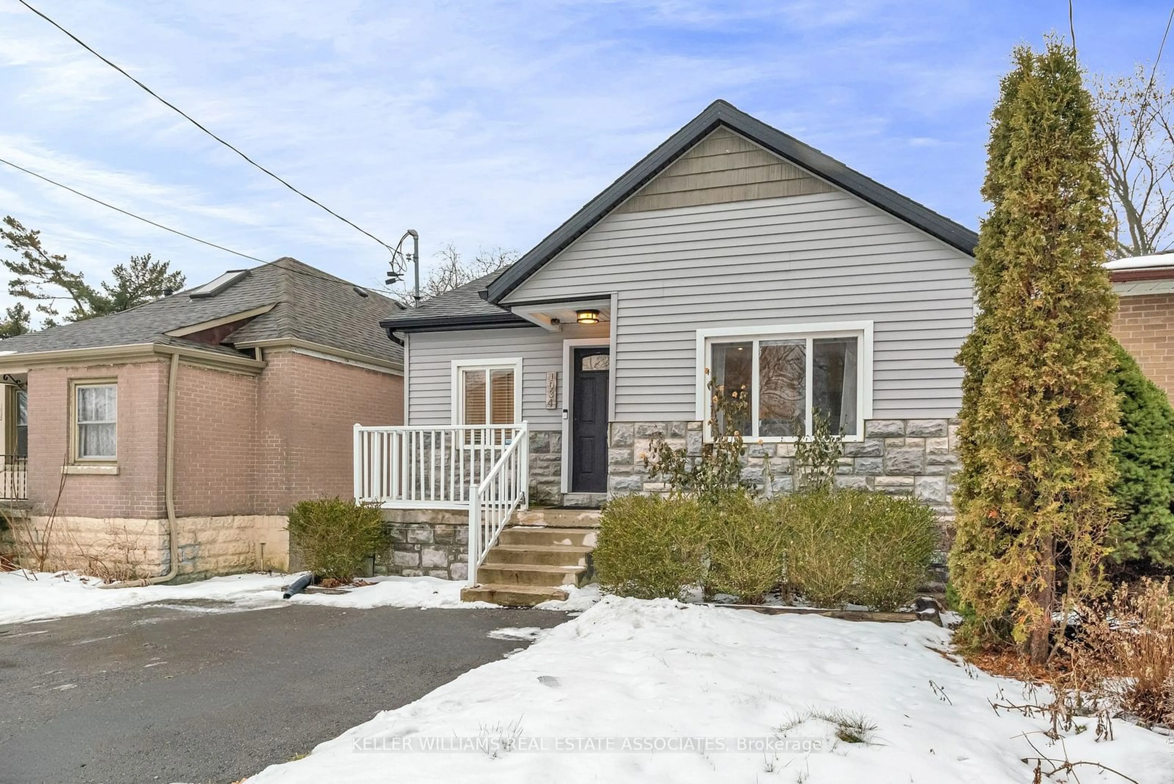 Home with brick exterior material, street for 1034 Meredith Ave, Mississauga Ontario L5E 2C7