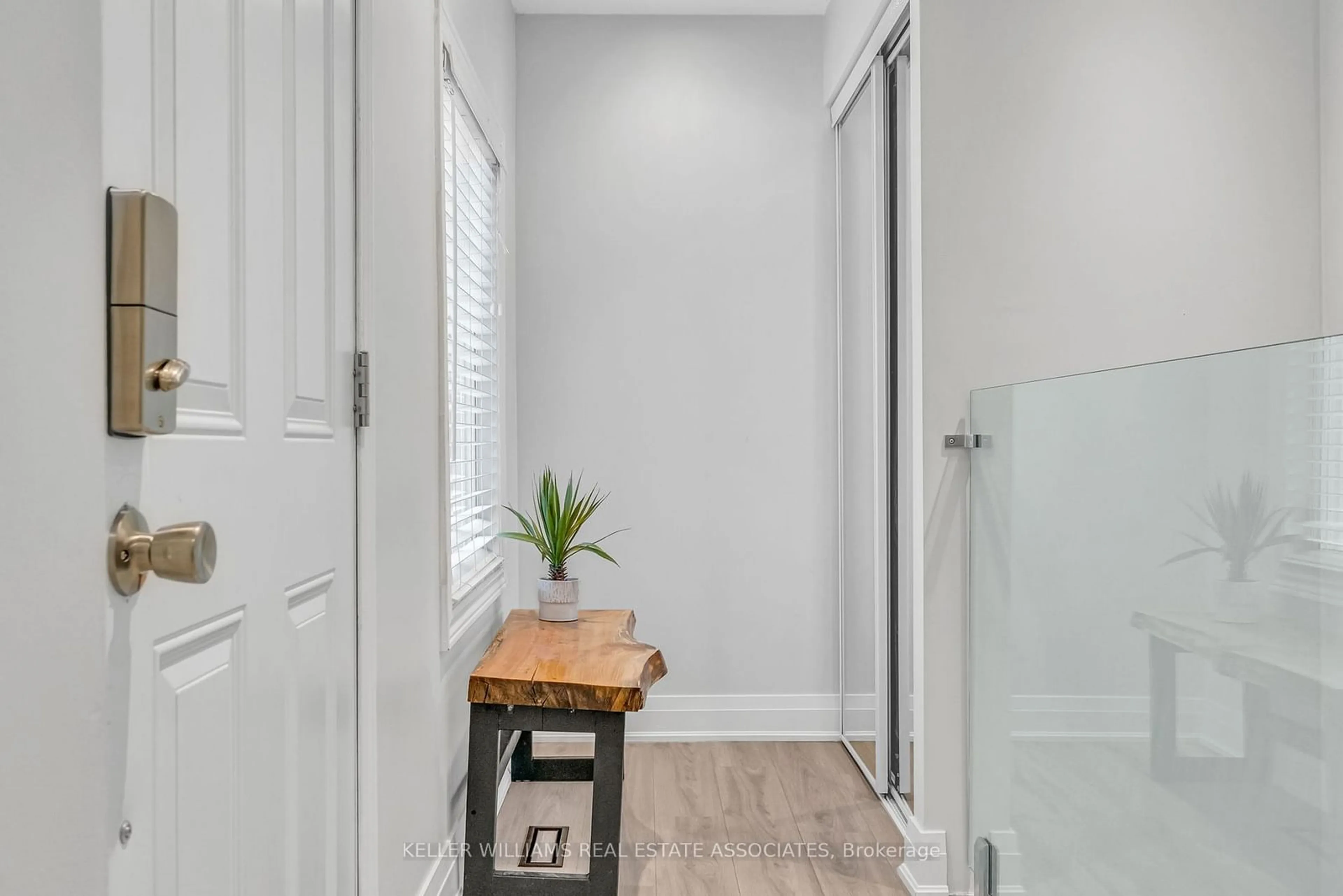 Indoor entryway for 1034 Meredith Ave, Mississauga Ontario L5E 2C7