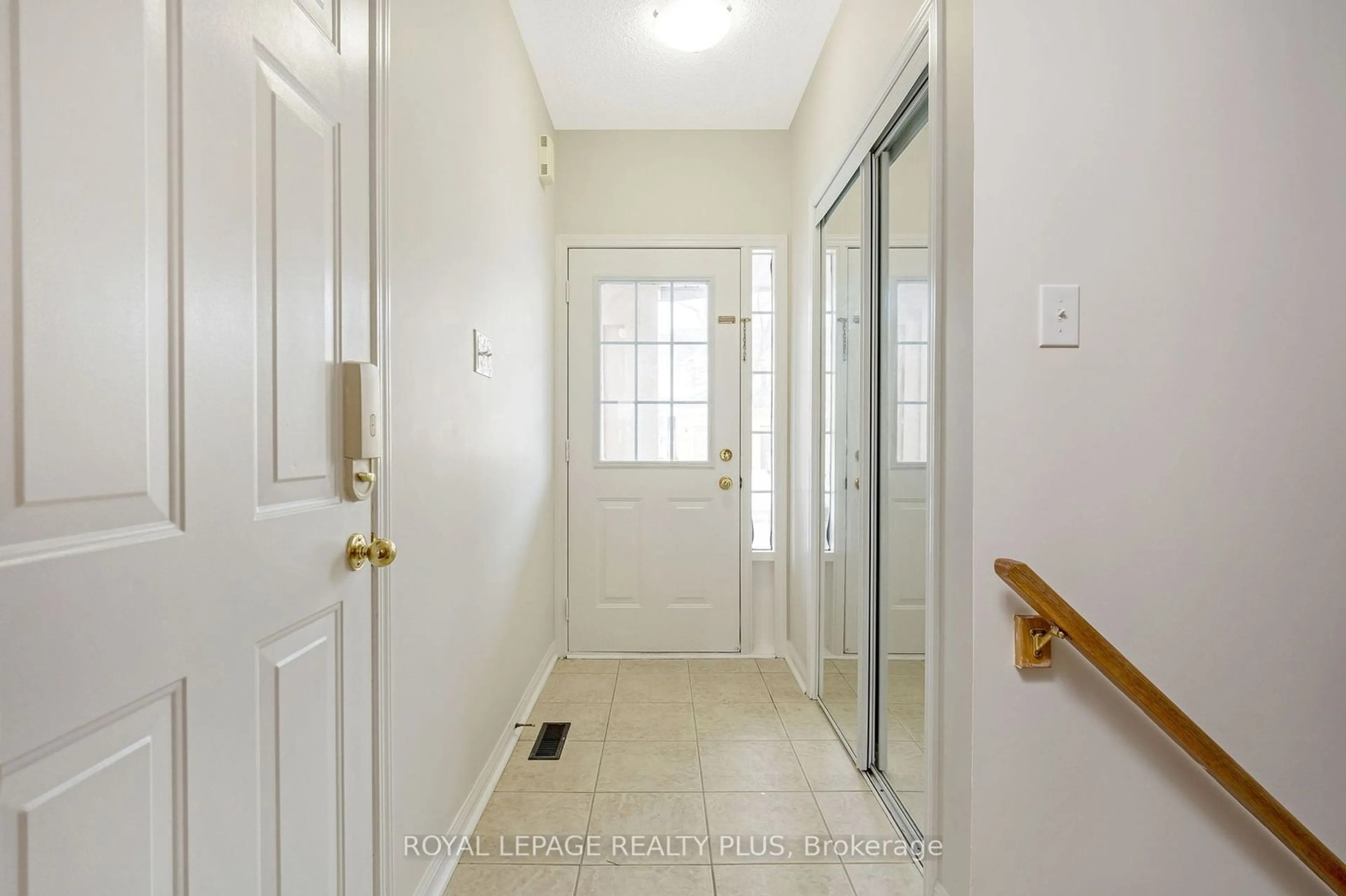 Indoor entryway for 855 Mckay Cres, Milton Ontario L9T 6L3