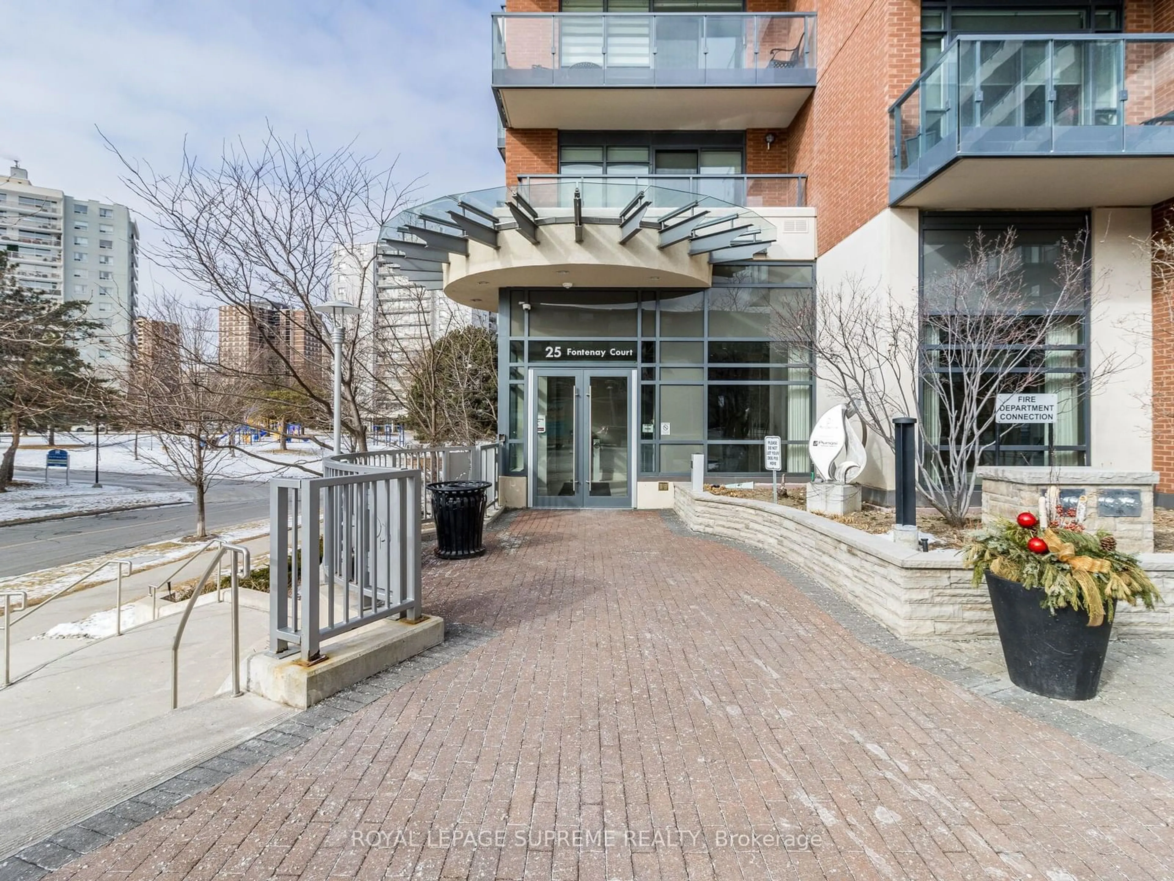 Indoor foyer for 25 Fontenay Crt #607, Toronto Ontario M9A 0C4