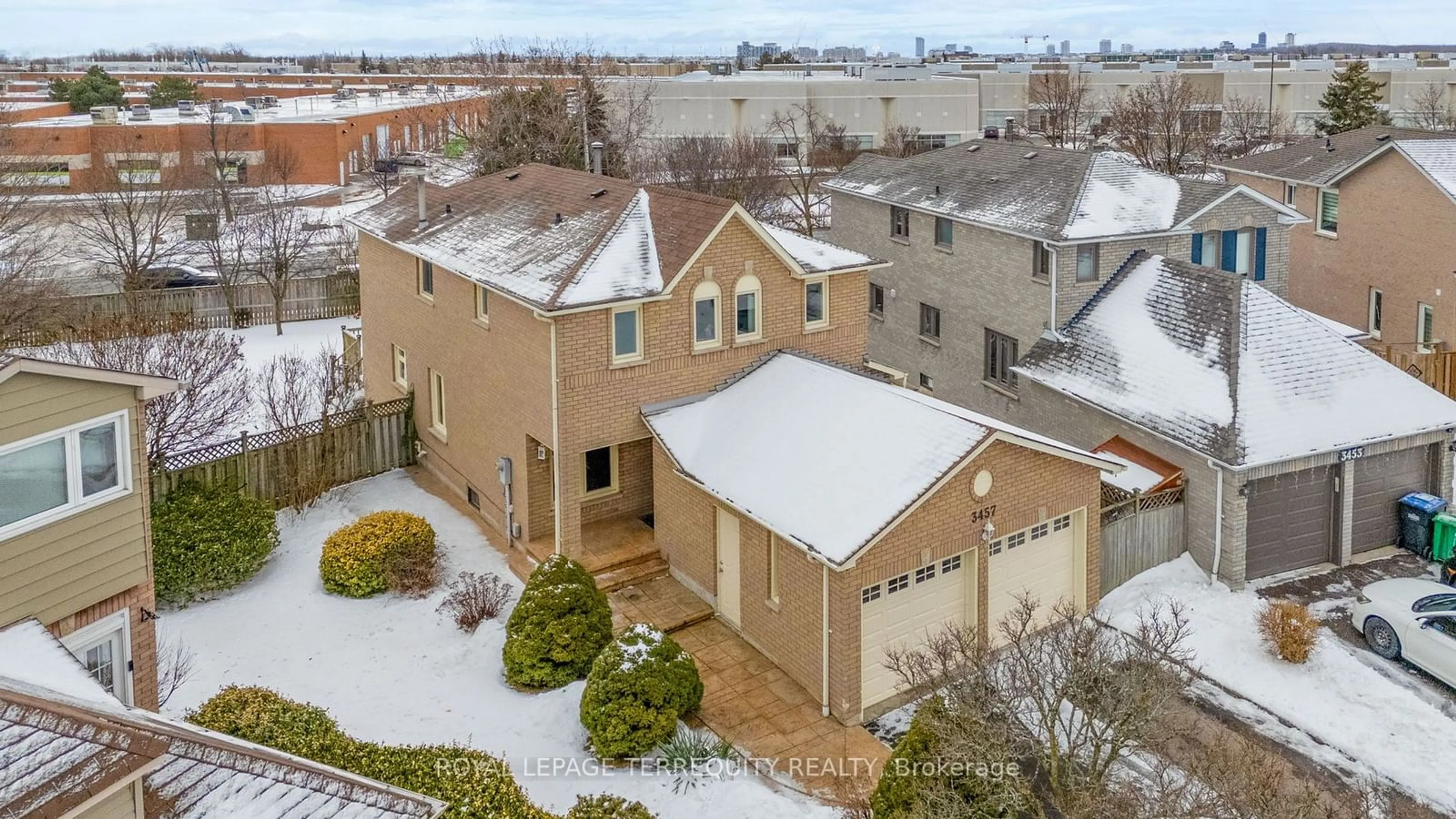 A pic from outside/outdoor area/front of a property/back of a property/a pic from drone, city buildings view from balcony for 3457 Beau Rivage Cres, Mississauga Ontario L5L 5H5