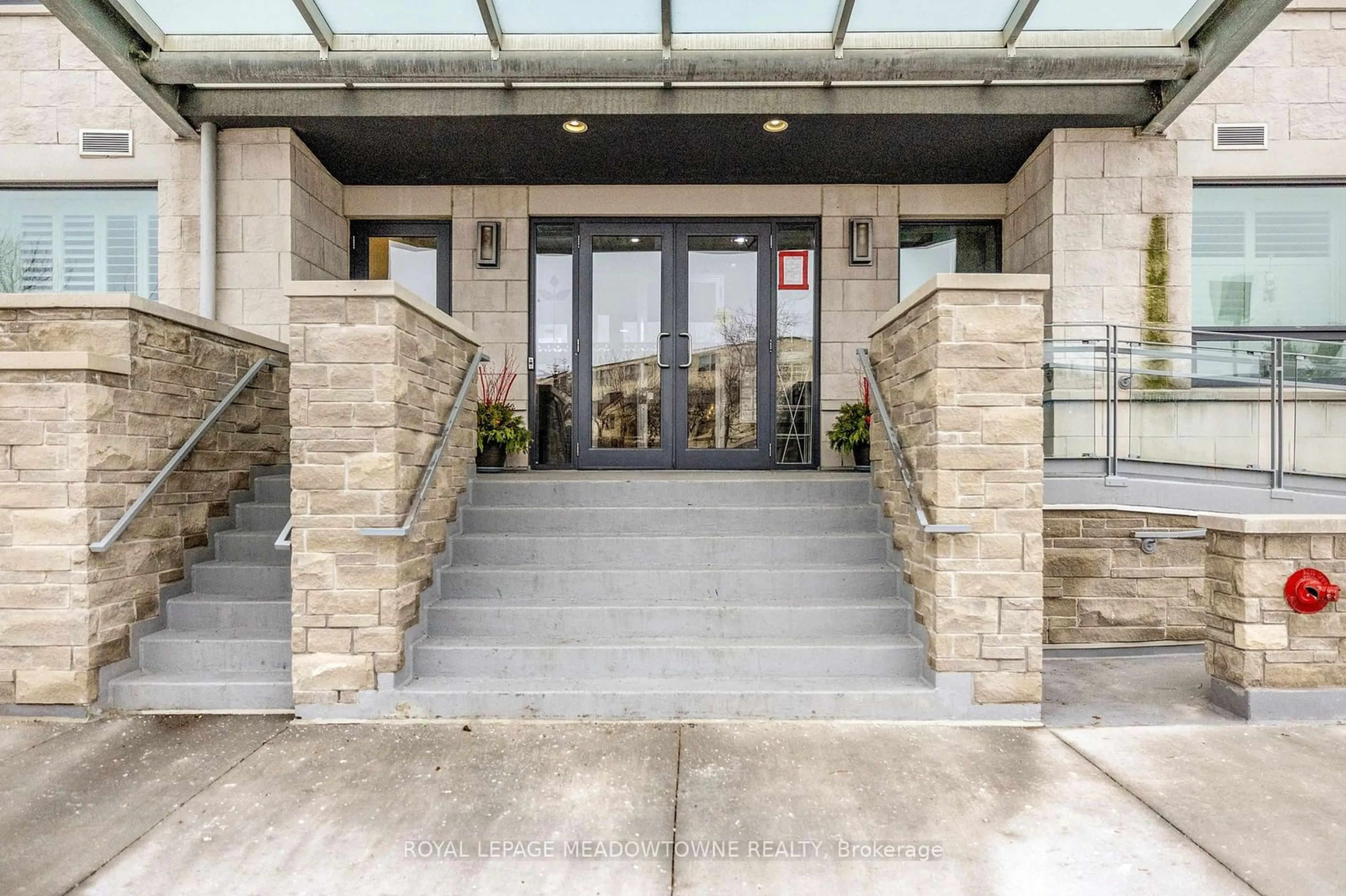 Indoor foyer for 383 Main St #618, Milton Ontario L9T 8K8