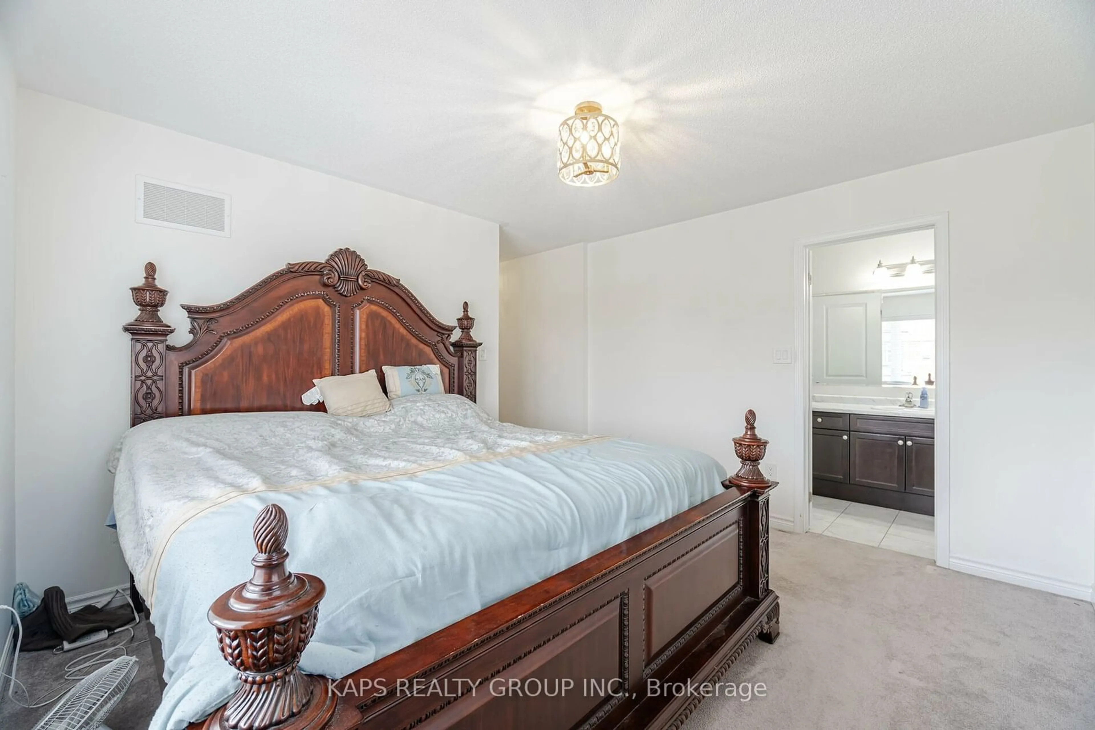 Bedroom with bed, unknown for 33 Ringway Rd, Brampton Ontario L7A 4T3