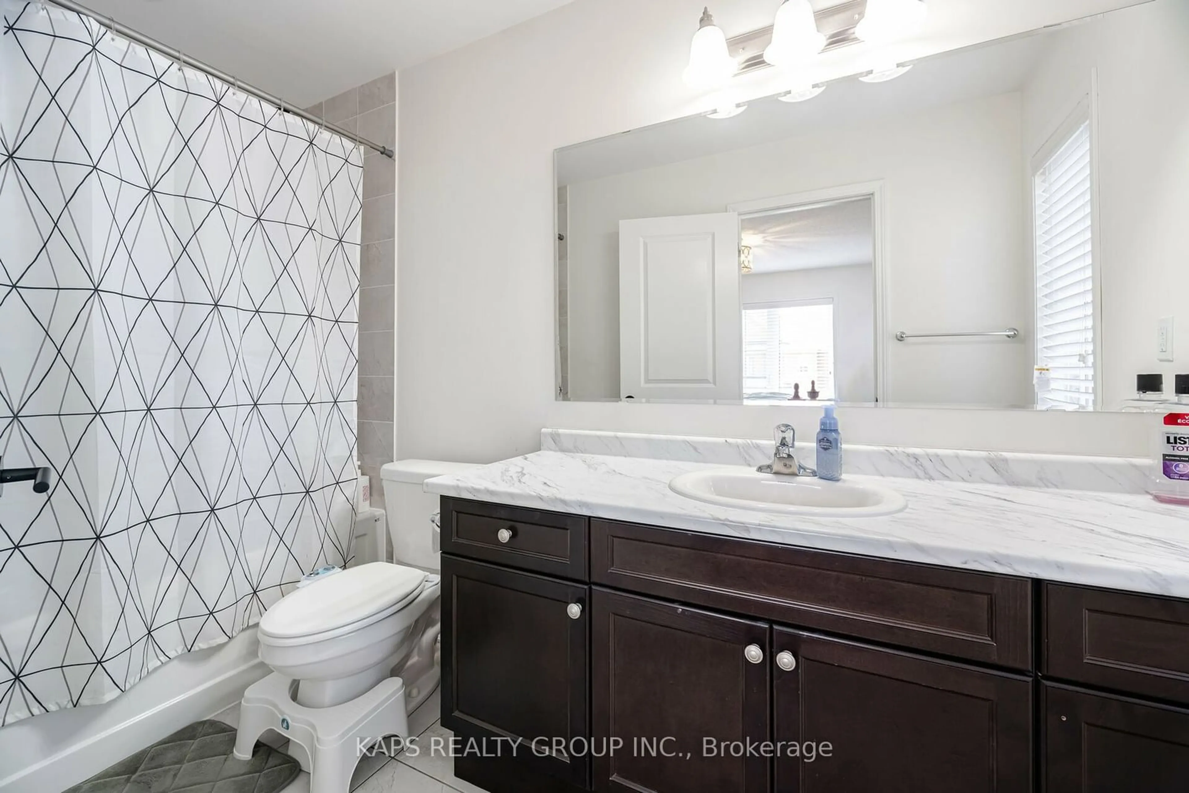 Standard bathroom, ceramic/tile floor for 33 Ringway Rd, Brampton Ontario L7A 4T3