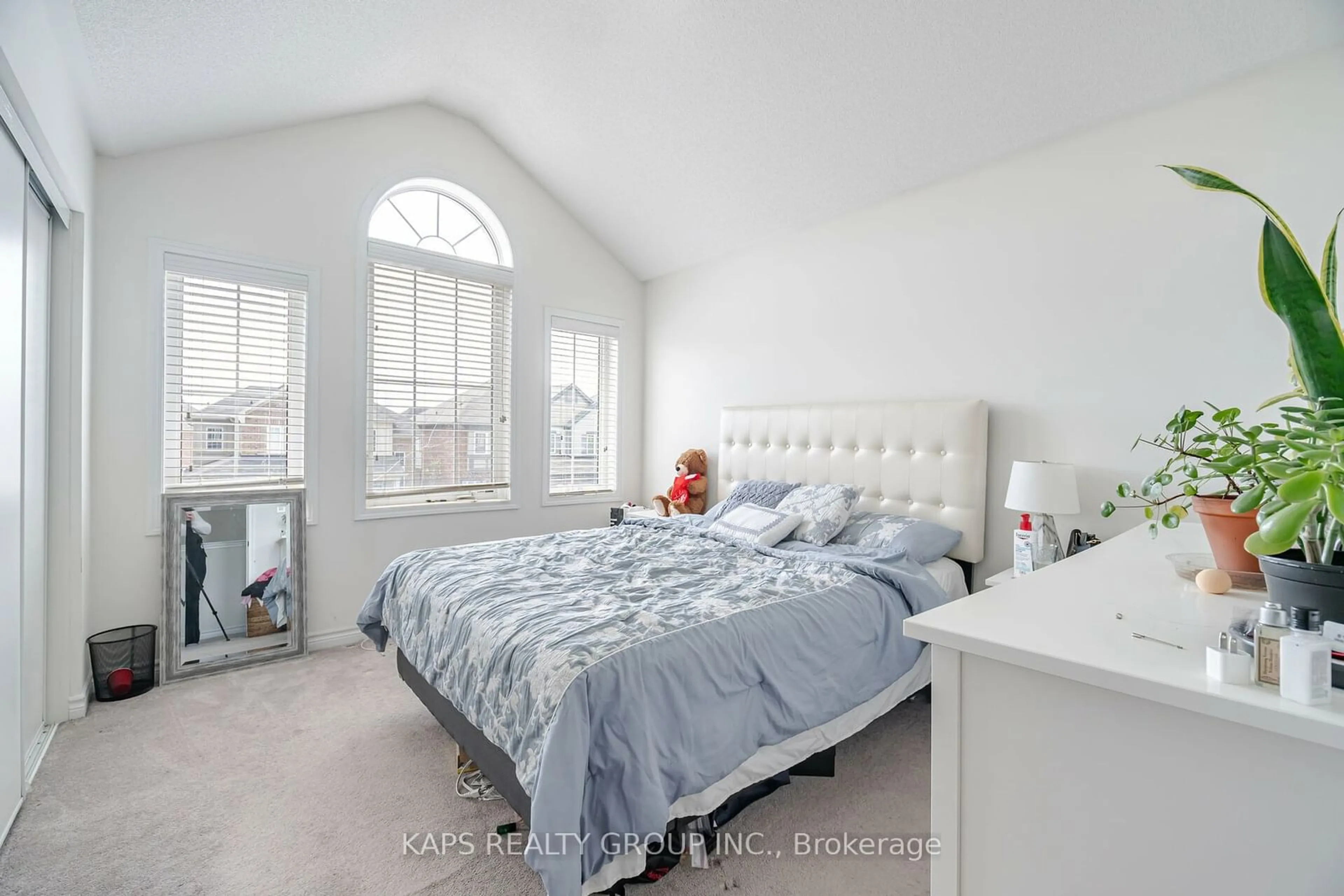 Bedroom with bed, unknown for 33 Ringway Rd, Brampton Ontario L7A 4T3