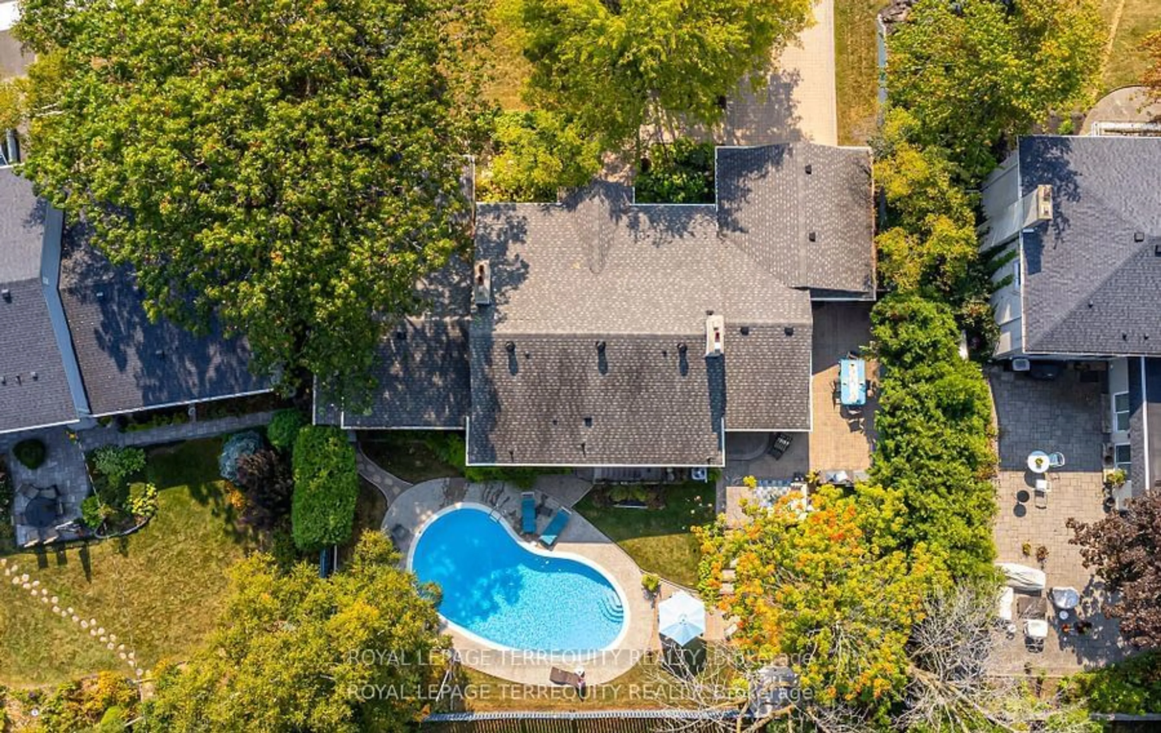 A pic from outside/outdoor area/front of a property/back of a property/a pic from drone, unknown for 1319 Tyandaga Park Dr, Burlington Ontario L7P 1N2