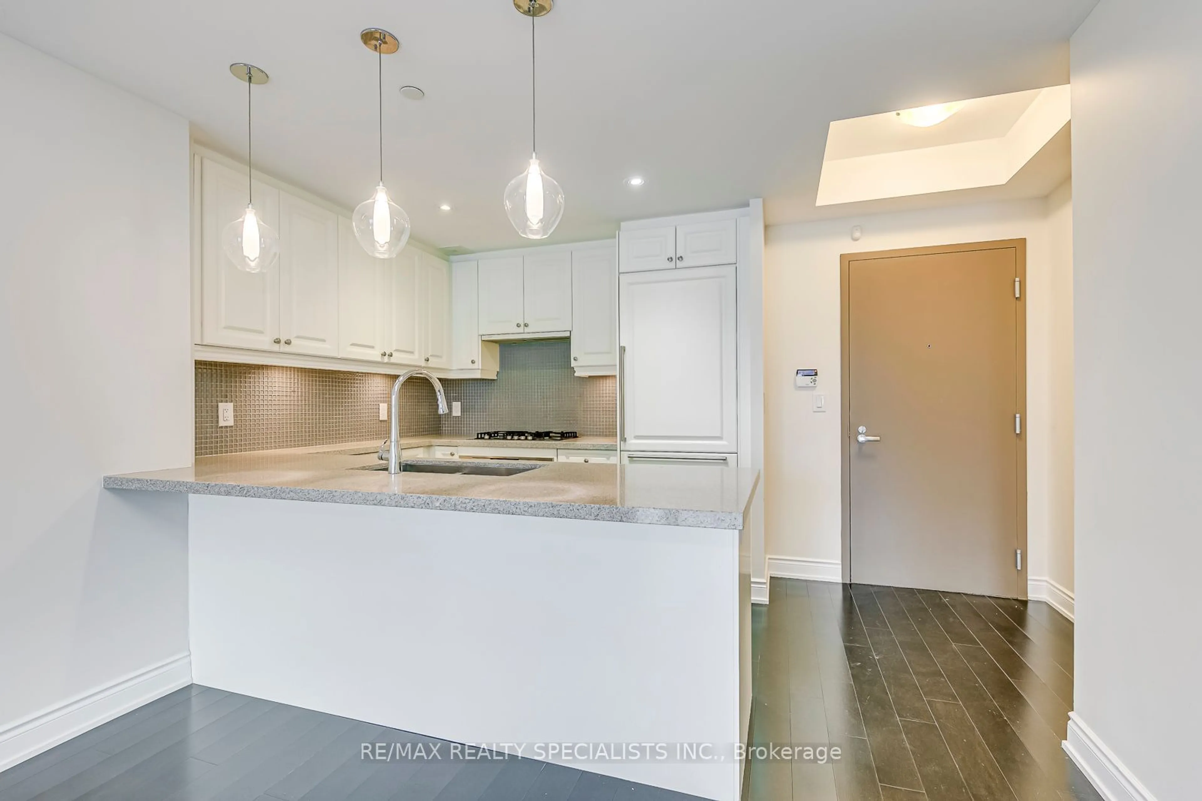 Open concept kitchen, ceramic/tile floor for 3500 Lakeshore Rd #725, Oakville Ontario L6L 0B4