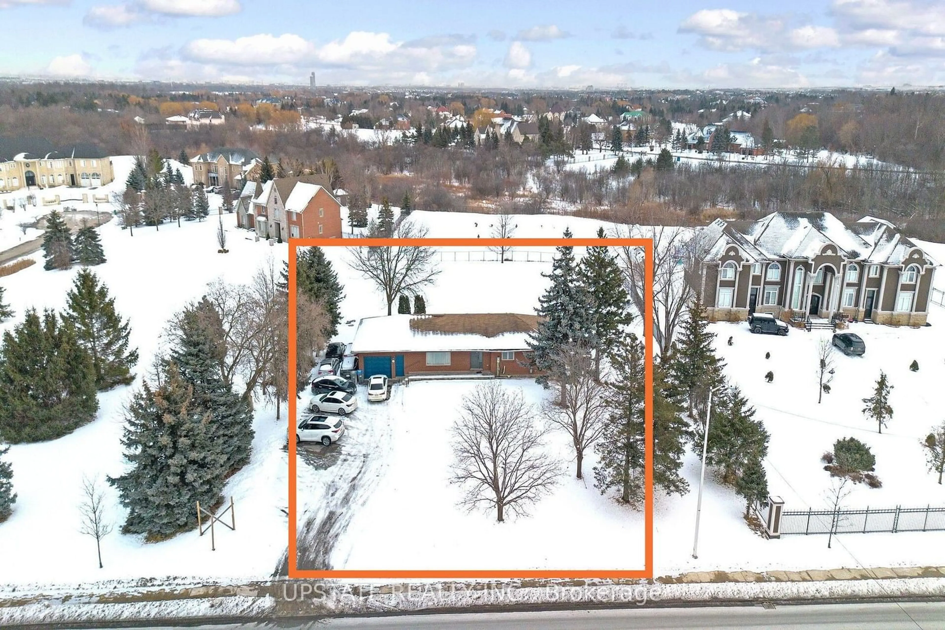 A pic from outside/outdoor area/front of a property/back of a property/a pic from drone, street for 3821 Countryside Dr, Brampton Ontario L6P 0T5