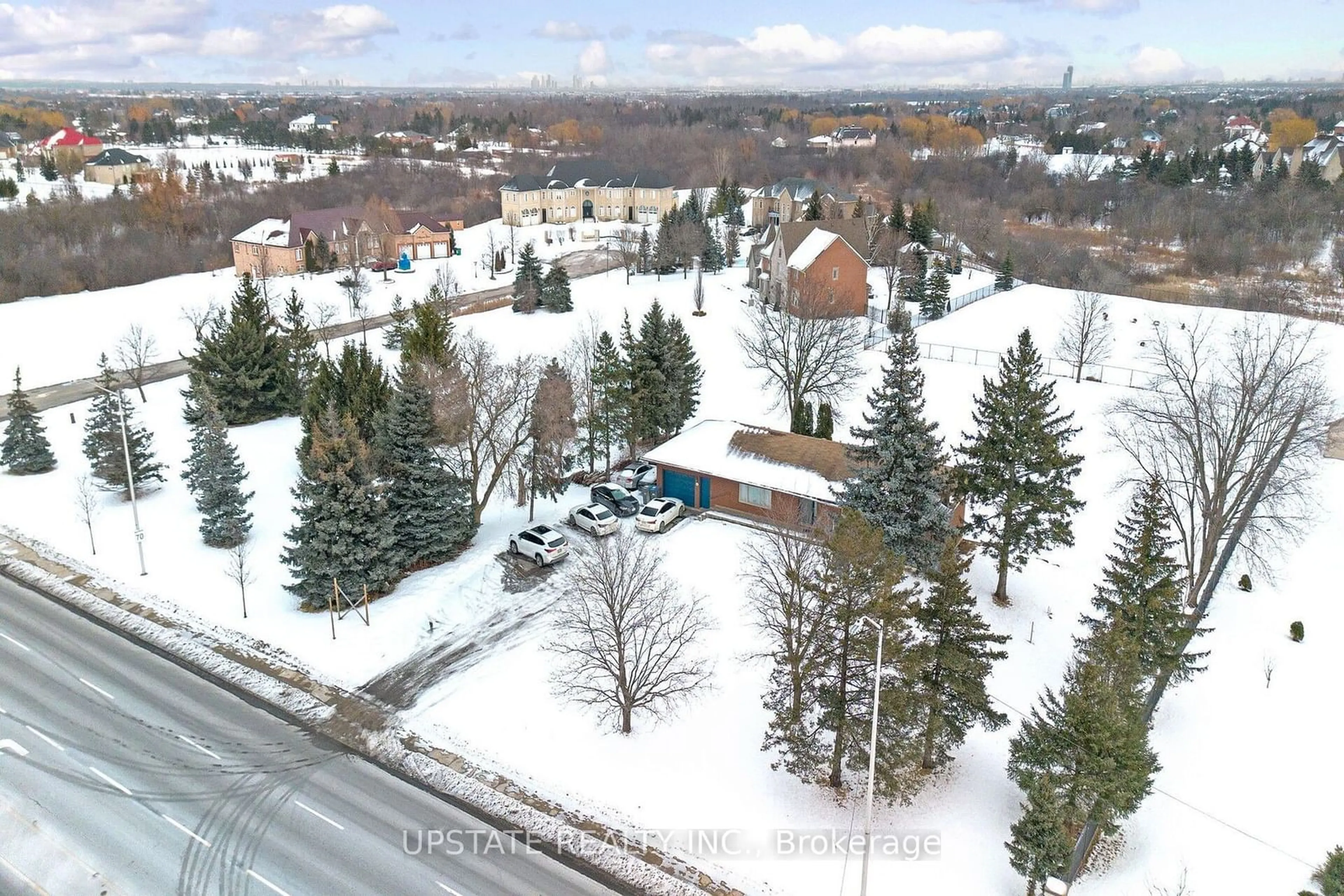 A pic from outside/outdoor area/front of a property/back of a property/a pic from drone, street for 3821 Countryside Dr, Brampton Ontario L6P 0T5