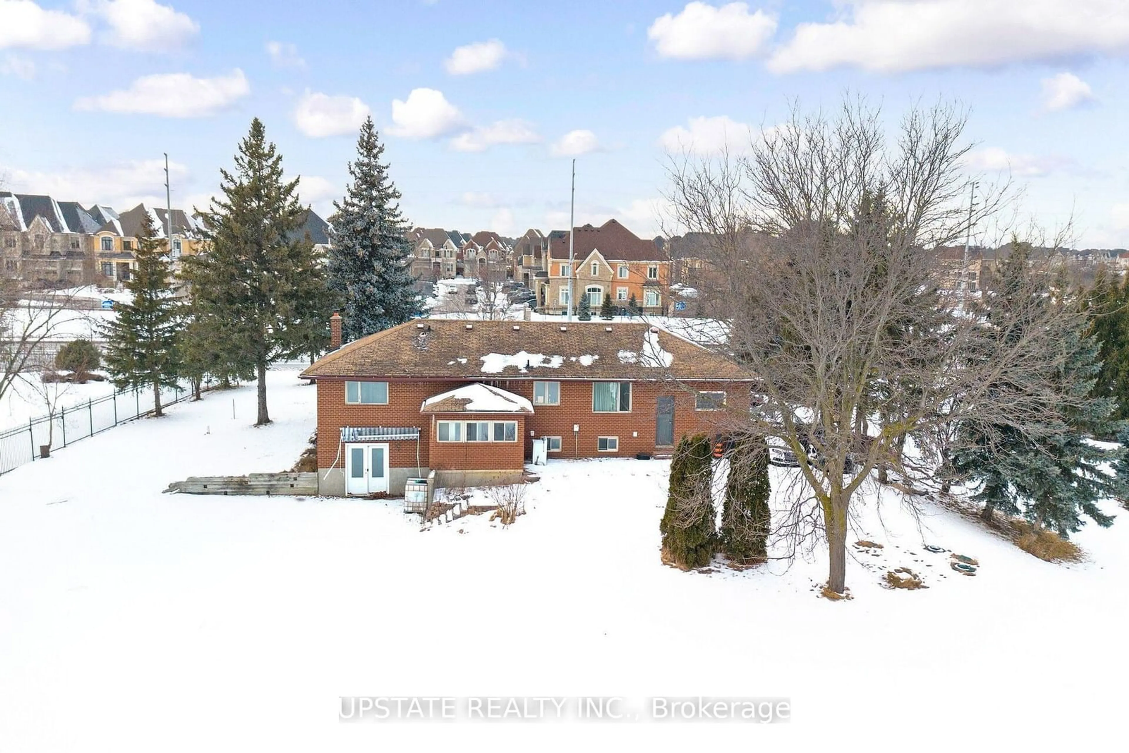 A pic from outside/outdoor area/front of a property/back of a property/a pic from drone, street for 3821 Countryside Dr, Brampton Ontario L6P 0T5