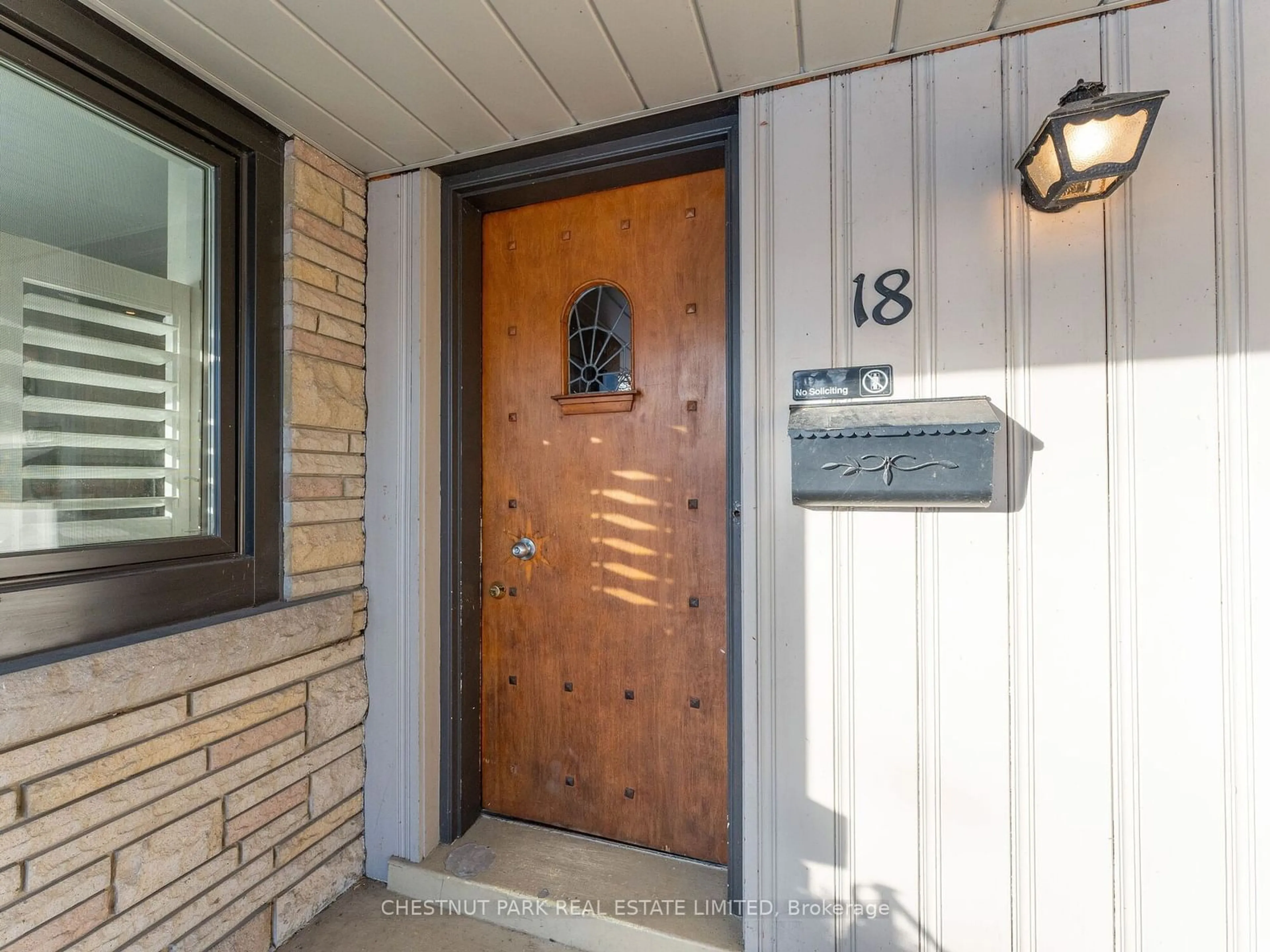 Indoor entryway for 18 Woodway Tr, Toronto Ontario M8Y 2B8