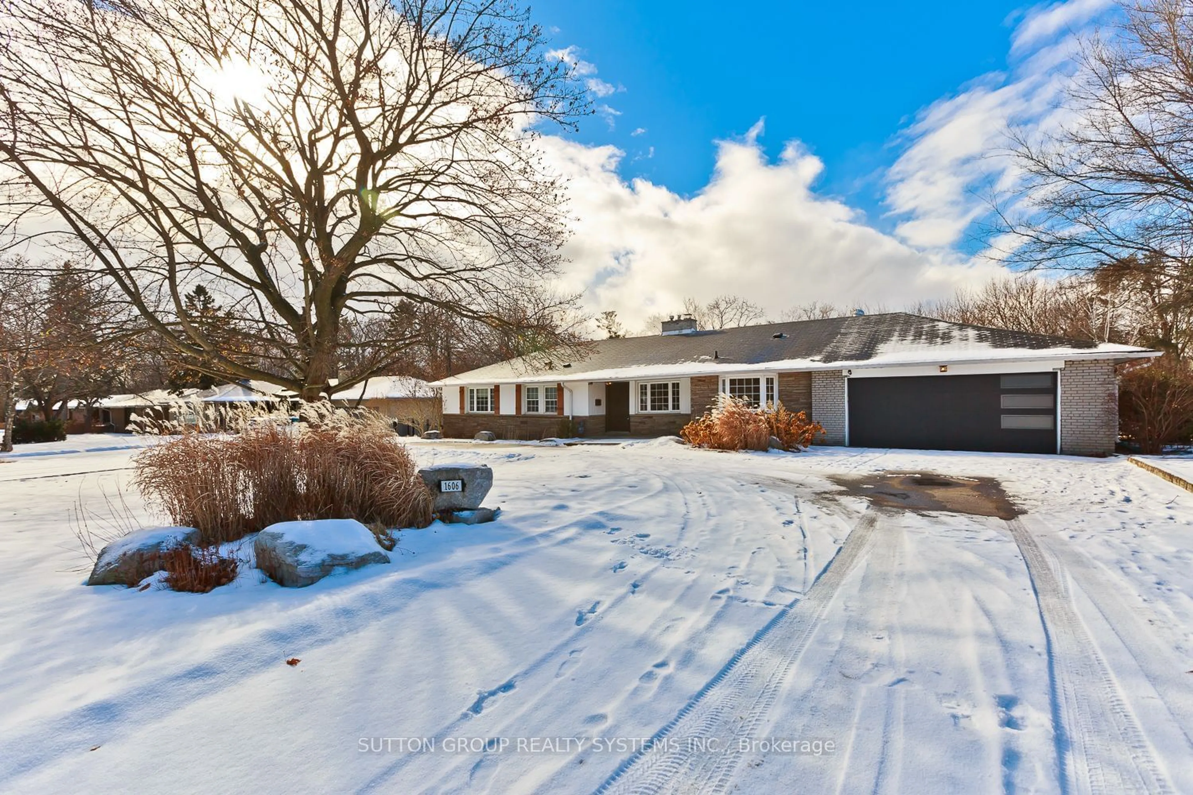 A pic from outside/outdoor area/front of a property/back of a property/a pic from drone, street for 1606 Crediton Pkwy, Mississauga Ontario L5G 3X3