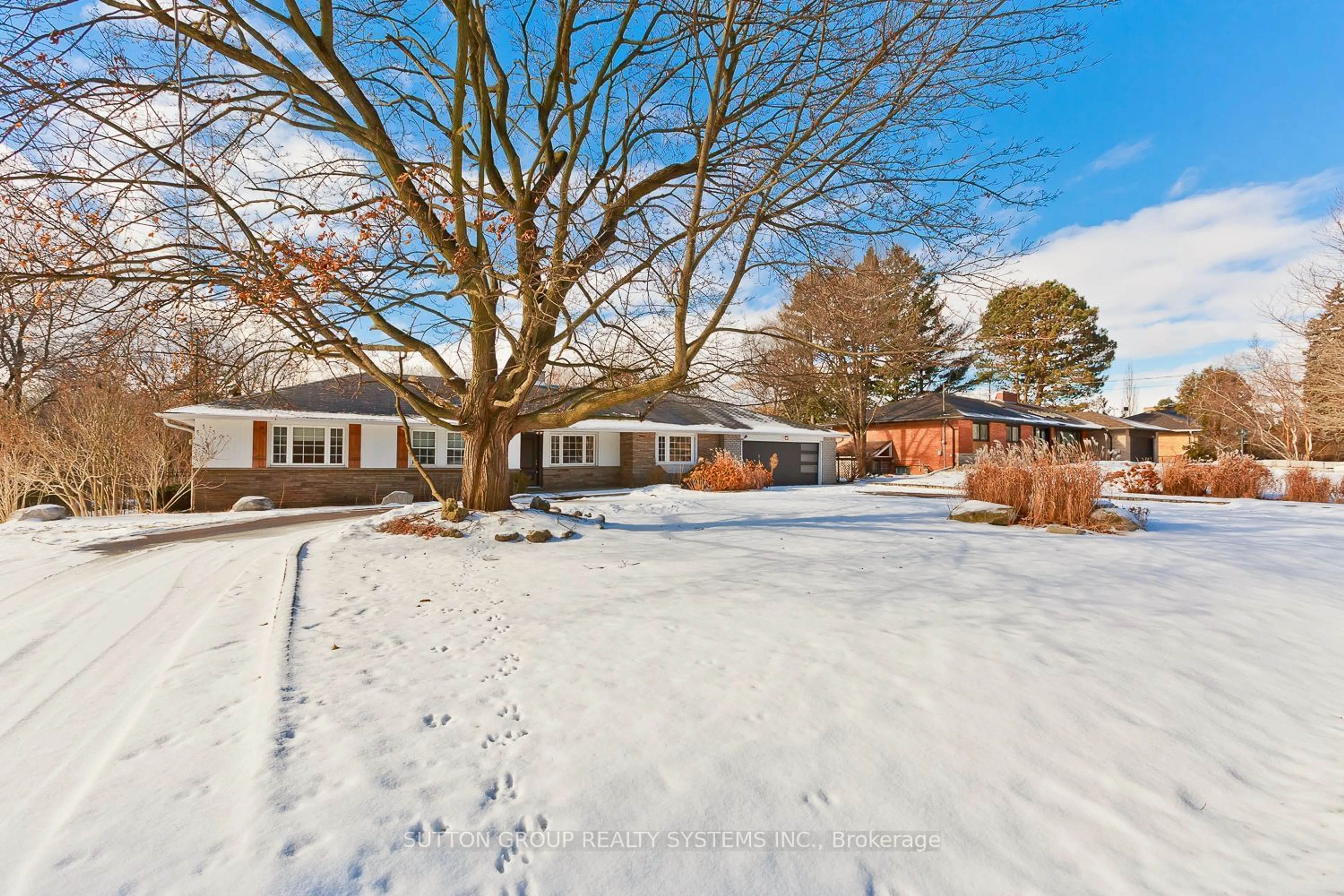 A pic from outside/outdoor area/front of a property/back of a property/a pic from drone, street for 1606 Crediton Pkwy, Mississauga Ontario L5G 3X3