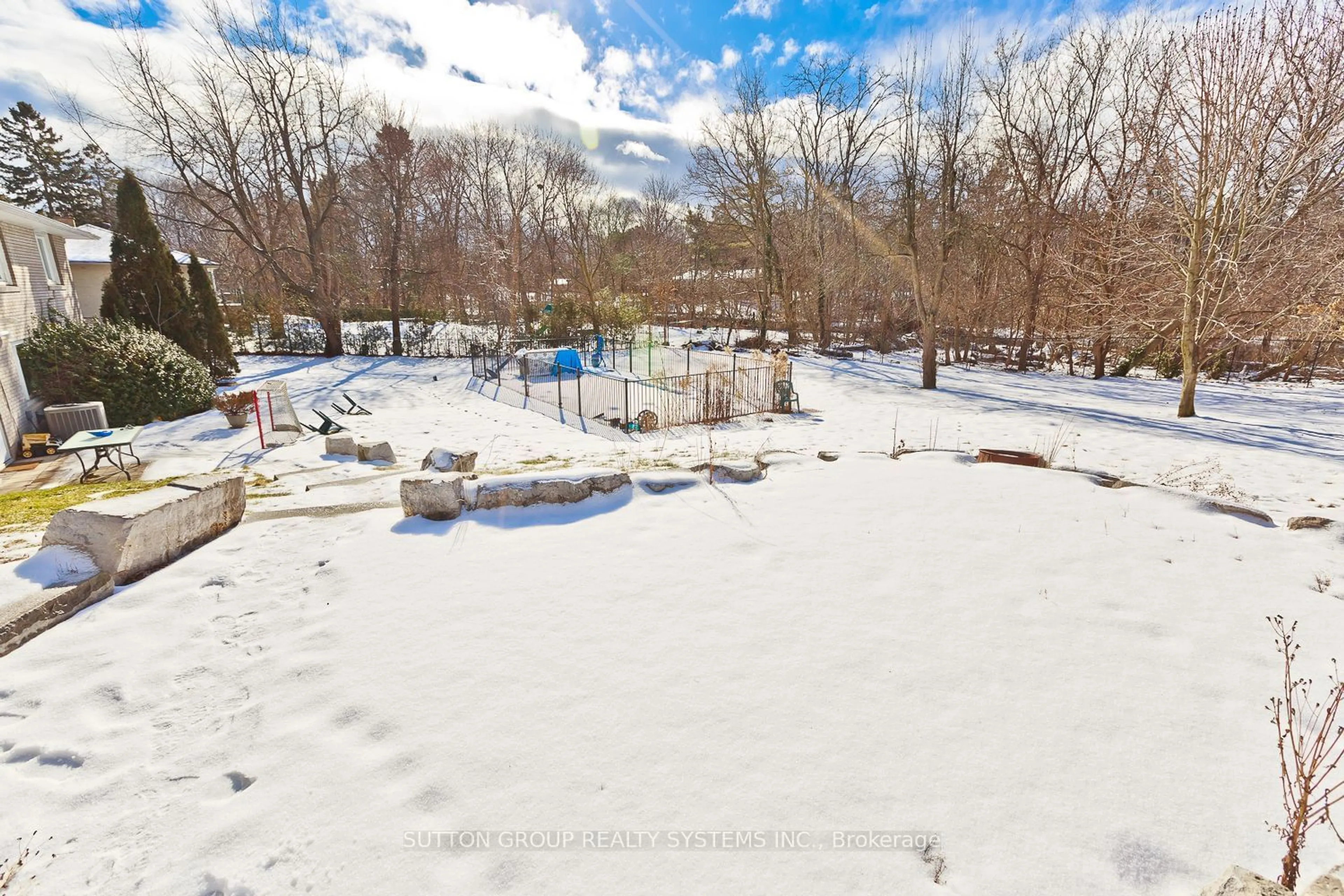 A pic from outside/outdoor area/front of a property/back of a property/a pic from drone, water/lake/river/ocean view for 1606 Crediton Pkwy, Mississauga Ontario L5G 3X3