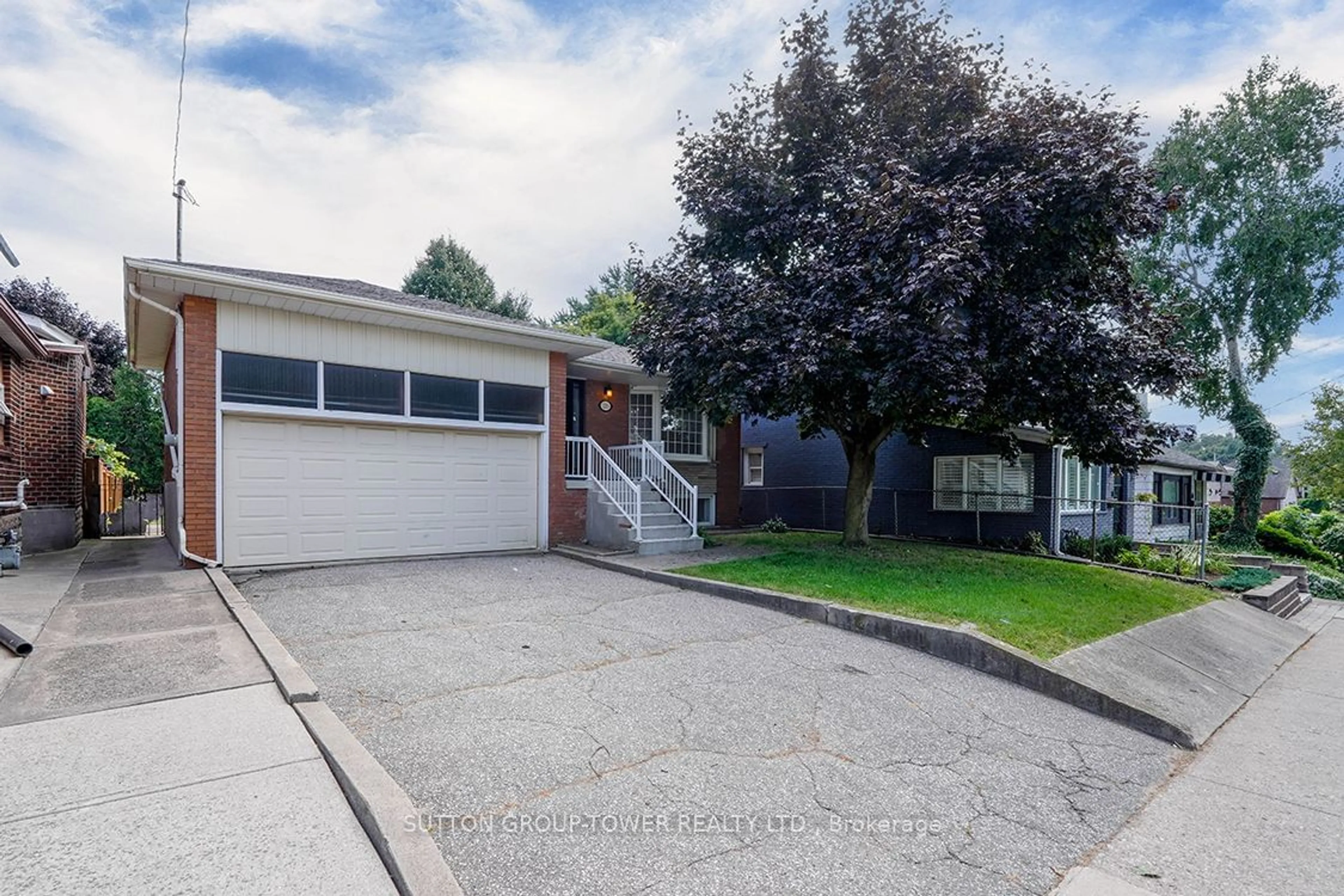 A pic from outside/outdoor area/front of a property/back of a property/a pic from drone, street for 225 Park Lawn Rd, Toronto Ontario M8Y 3J3