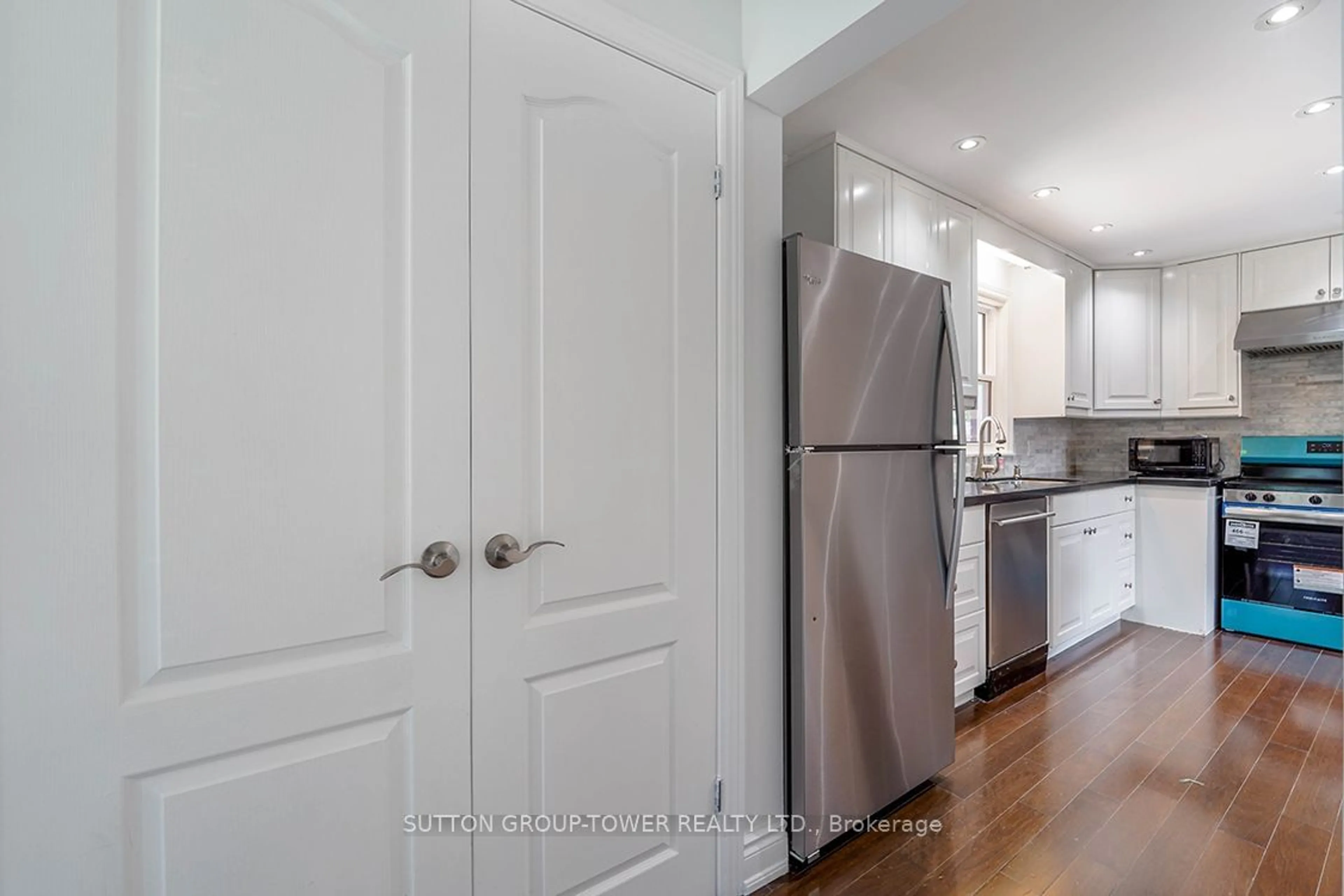 Standard kitchen, unknown for 225 Park Lawn Rd, Toronto Ontario M8Y 3J3