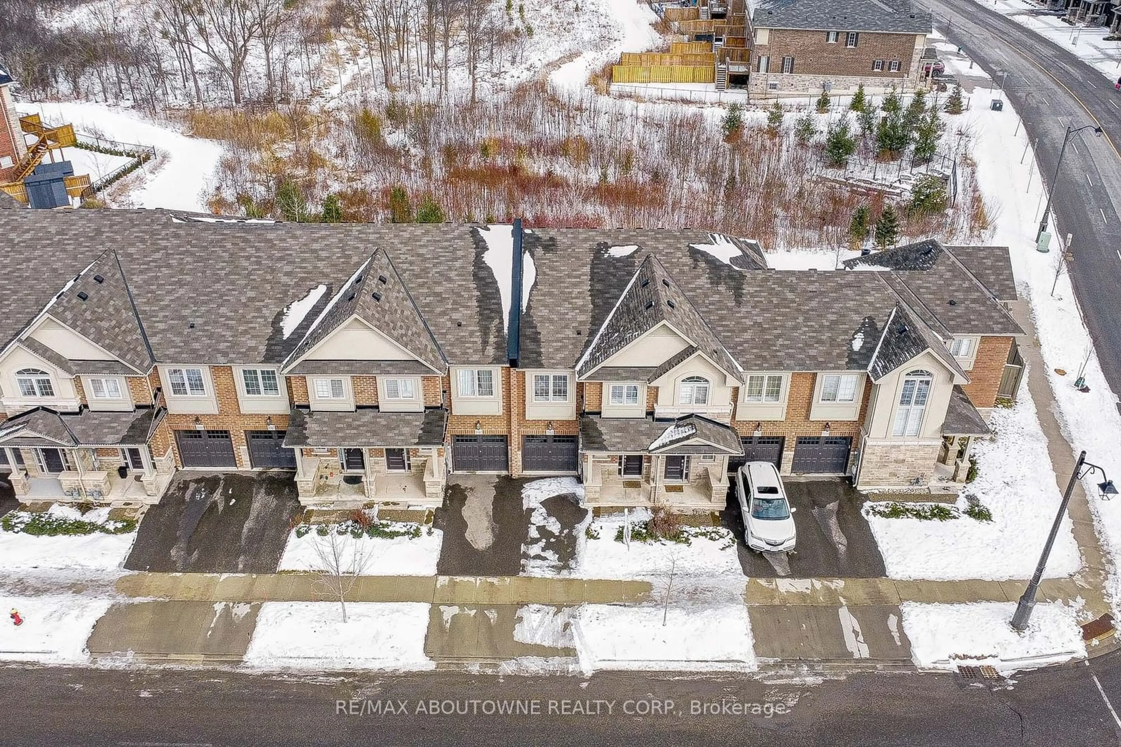 A pic from outside/outdoor area/front of a property/back of a property/a pic from drone, street for 3163 William Coltson Ave, Oakville Ontario L6H 7E3