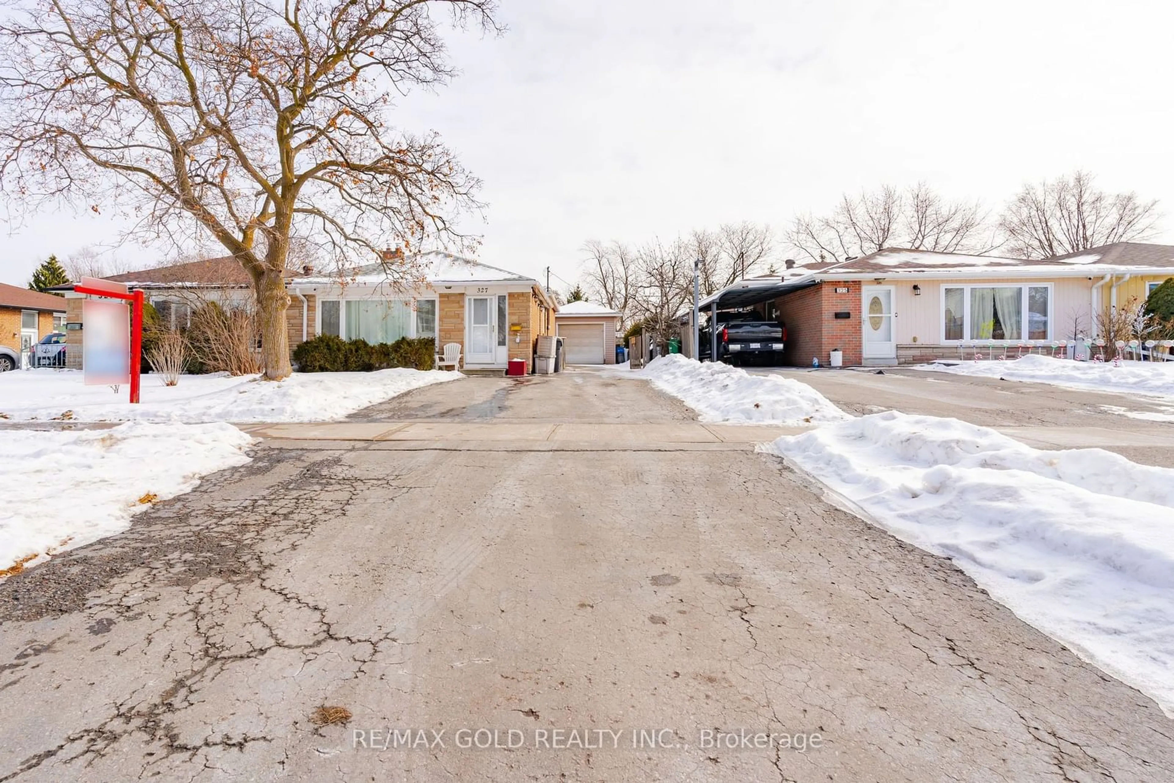 A pic from outside/outdoor area/front of a property/back of a property/a pic from drone, street for 327 Balmoral Dr, Brampton Ontario L6T 1V7