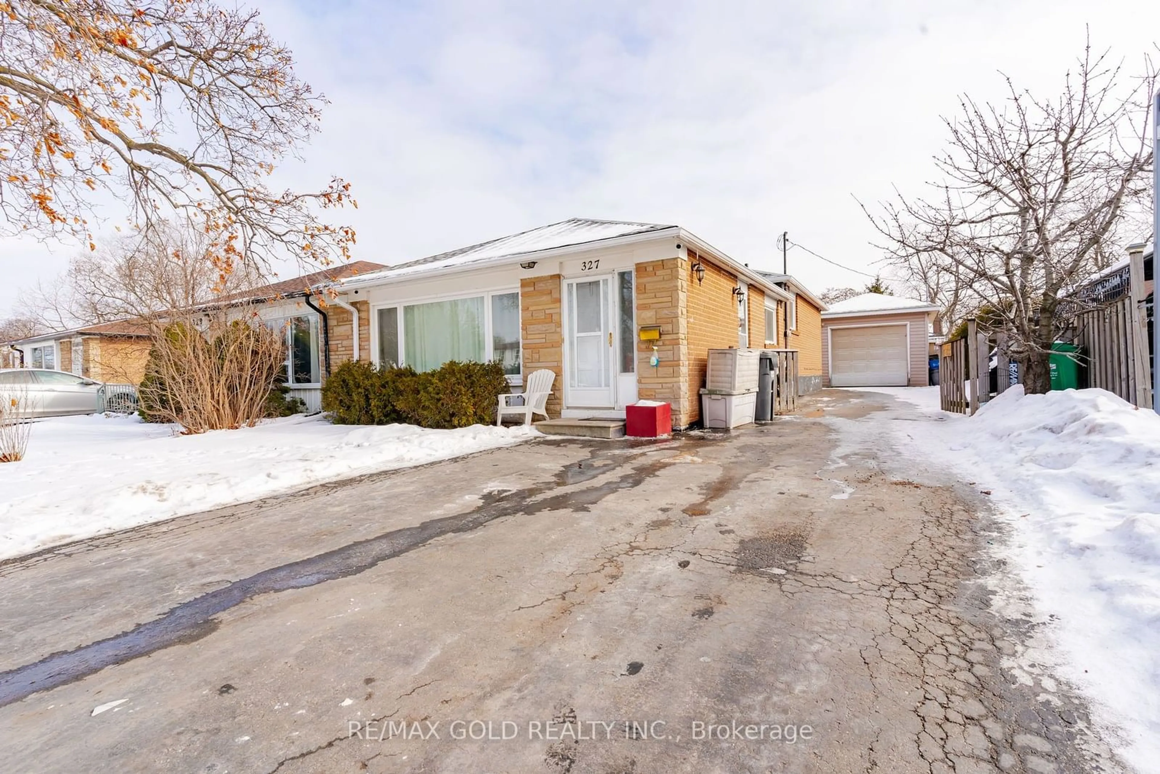 A pic from outside/outdoor area/front of a property/back of a property/a pic from drone, street for 327 Balmoral Dr, Brampton Ontario L6T 1V7