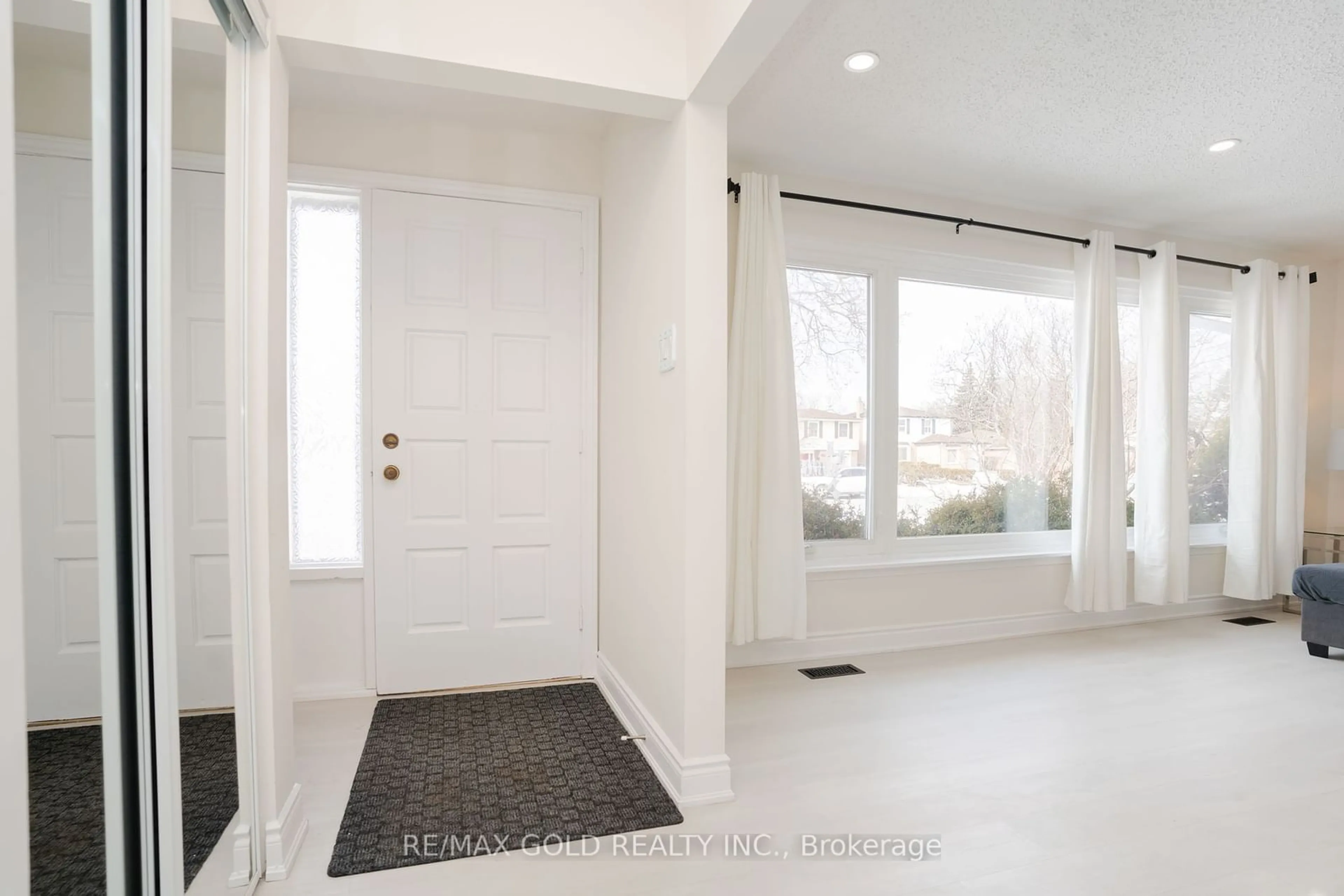 Indoor entryway for 327 Balmoral Dr, Brampton Ontario L6T 1V7