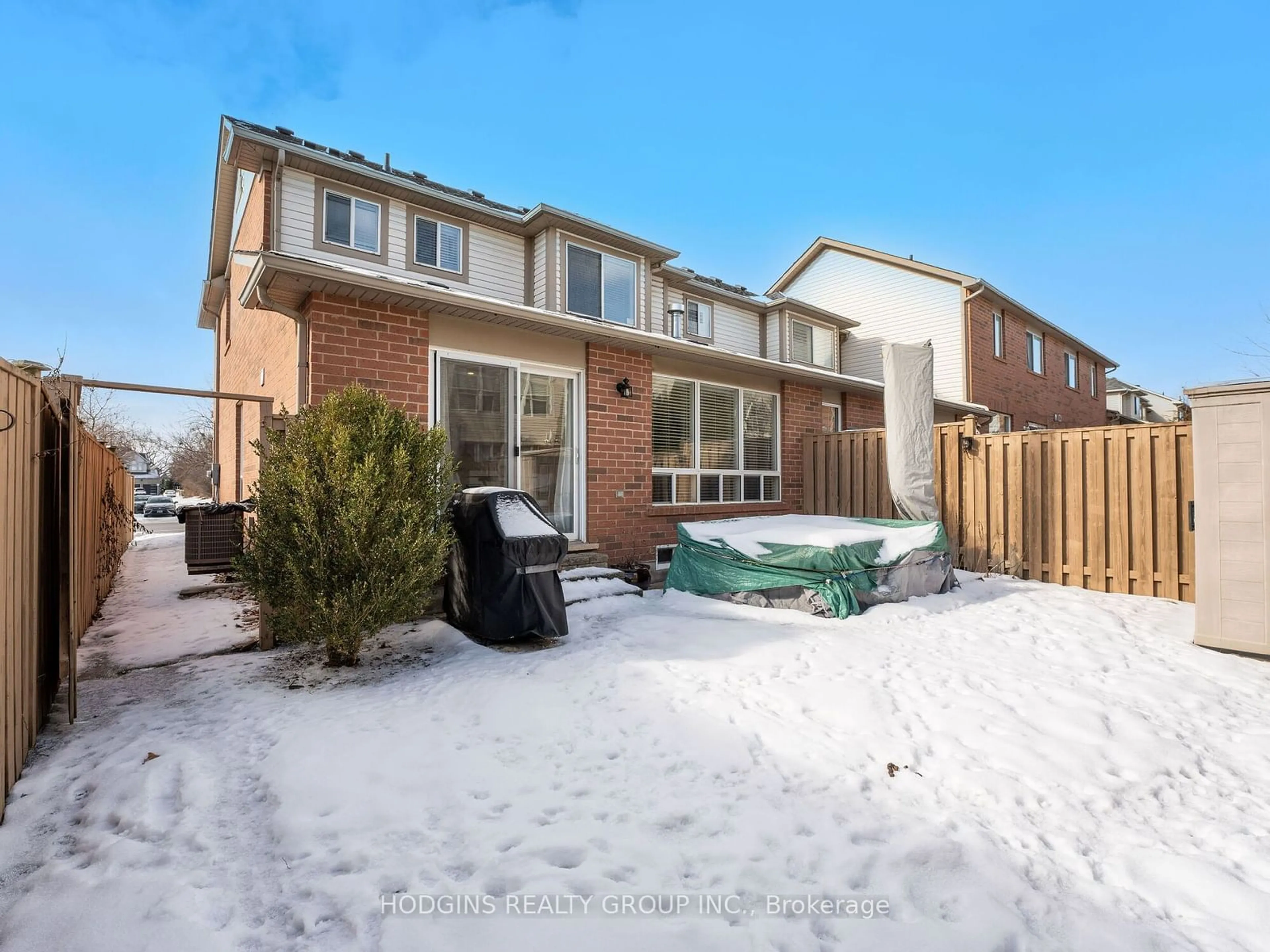 A pic from outside/outdoor area/front of a property/back of a property/a pic from drone, street for 2603 Valleyridge Dr #2603, Oakville Ontario L6M 5H6