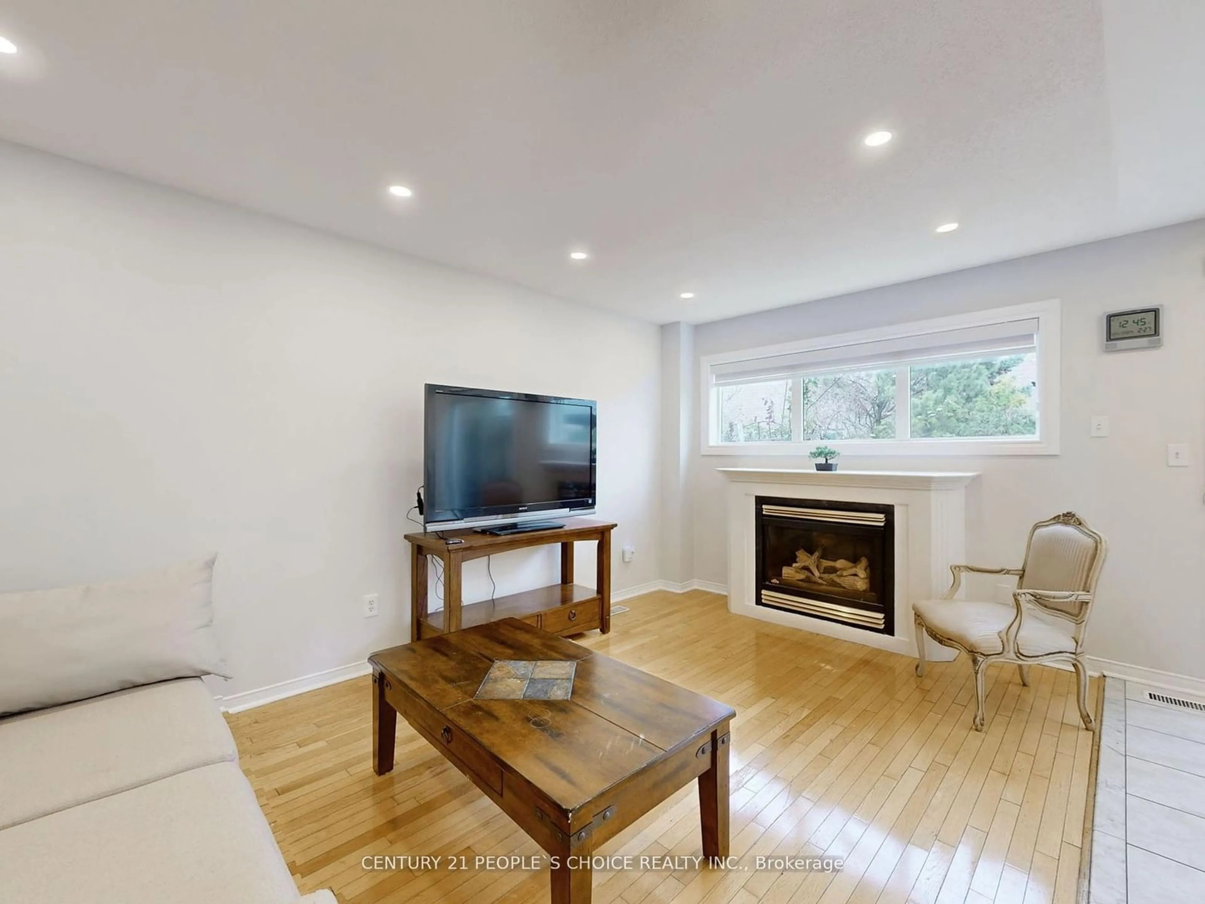 Living room with furniture, wood/laminate floor for 5472 Hurst Crt, Mississauga Ontario L5V 2C8